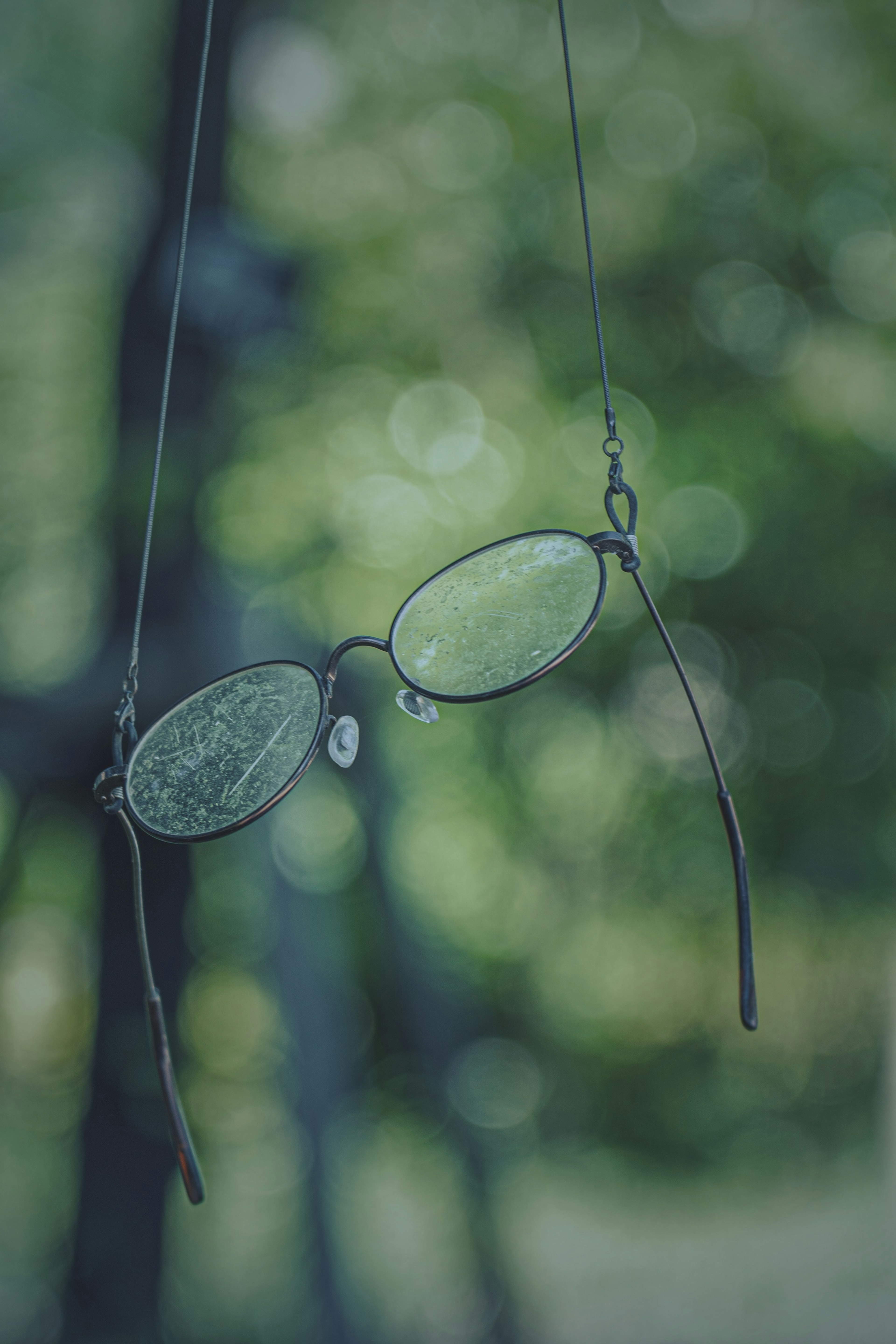 Anciennes lunettes suspendues sur un fond vert