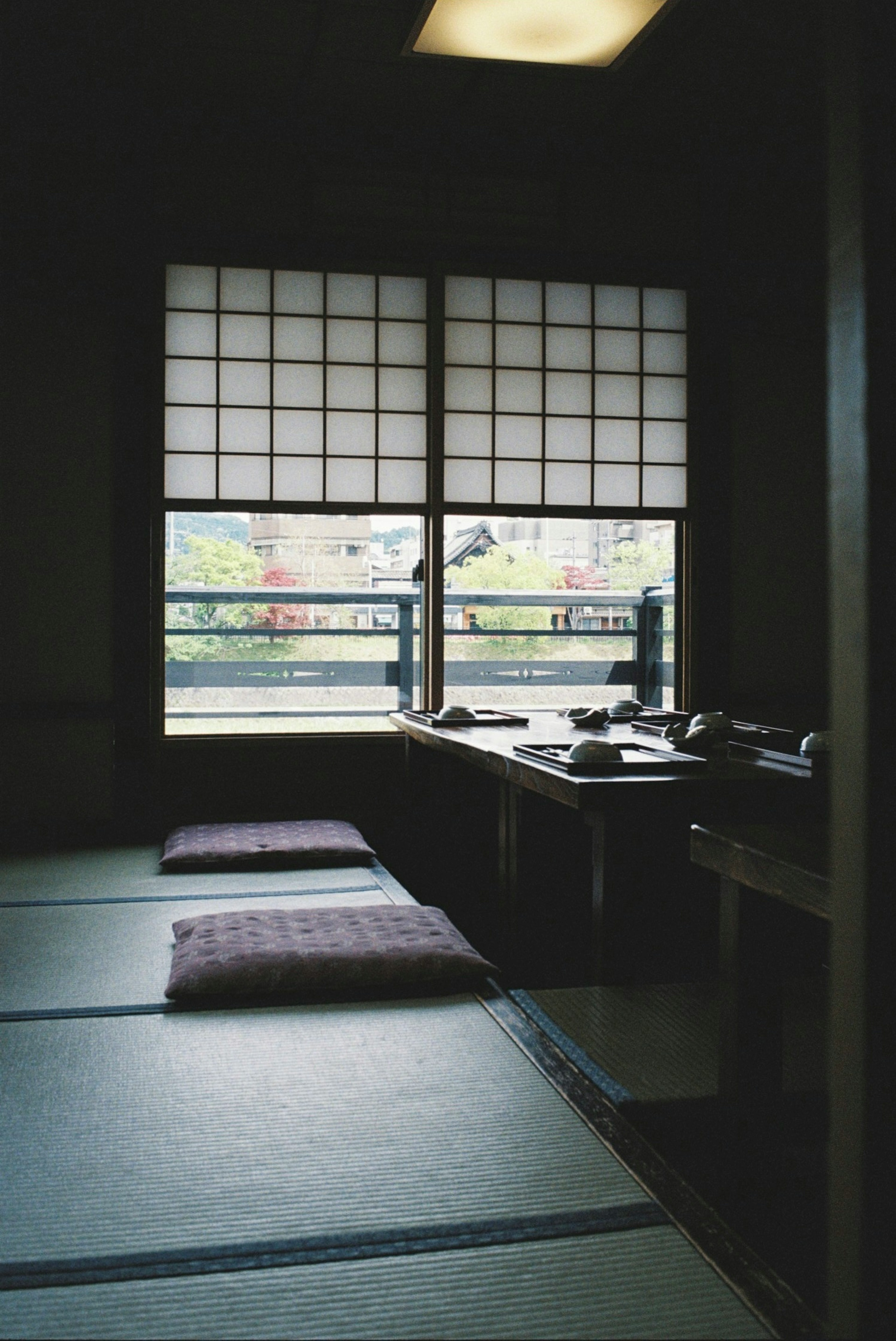 和室の窓からの景色が見える静かな部屋