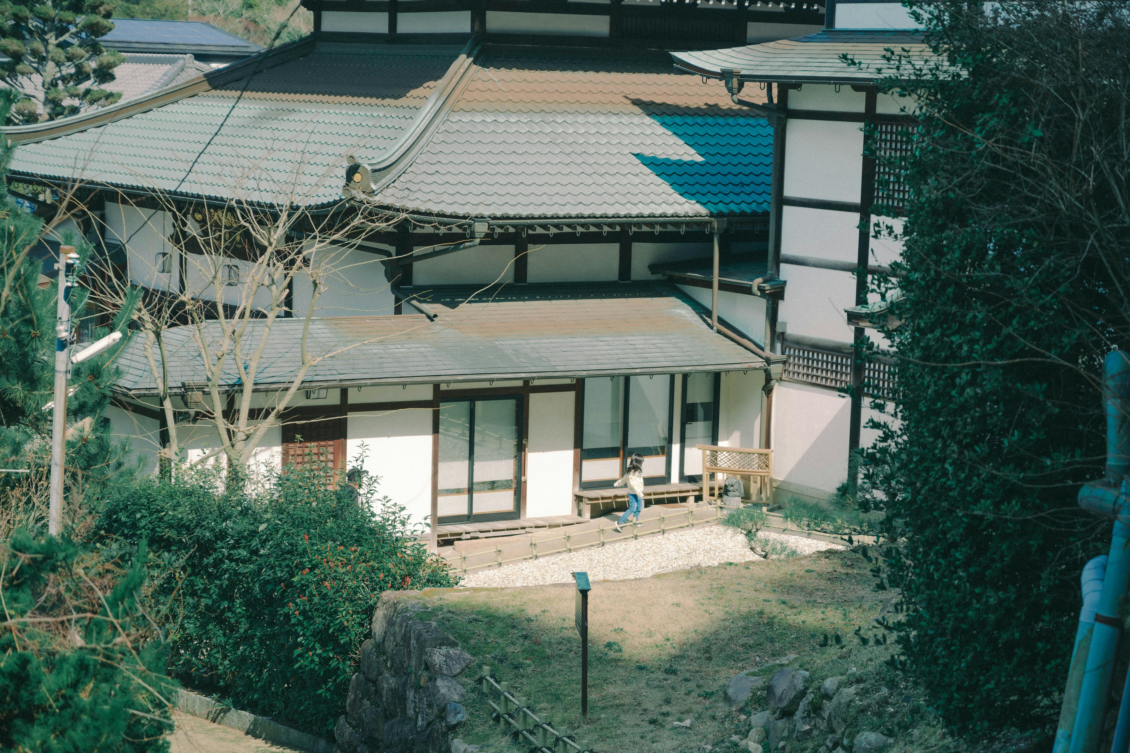 Rumah tradisional Jepang dikelilingi oleh pepohonan