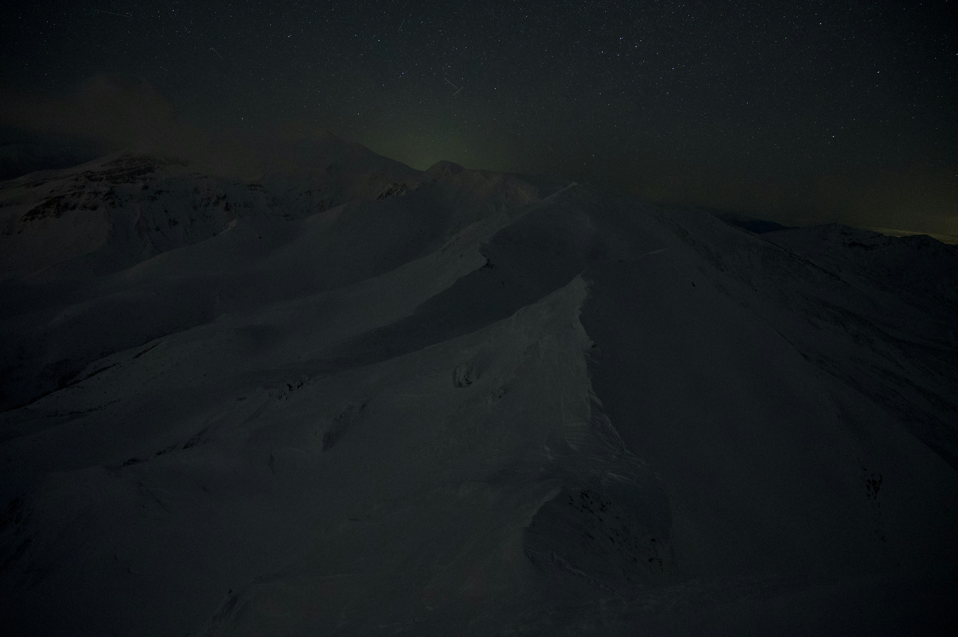 暗い山の斜面と星空の景色