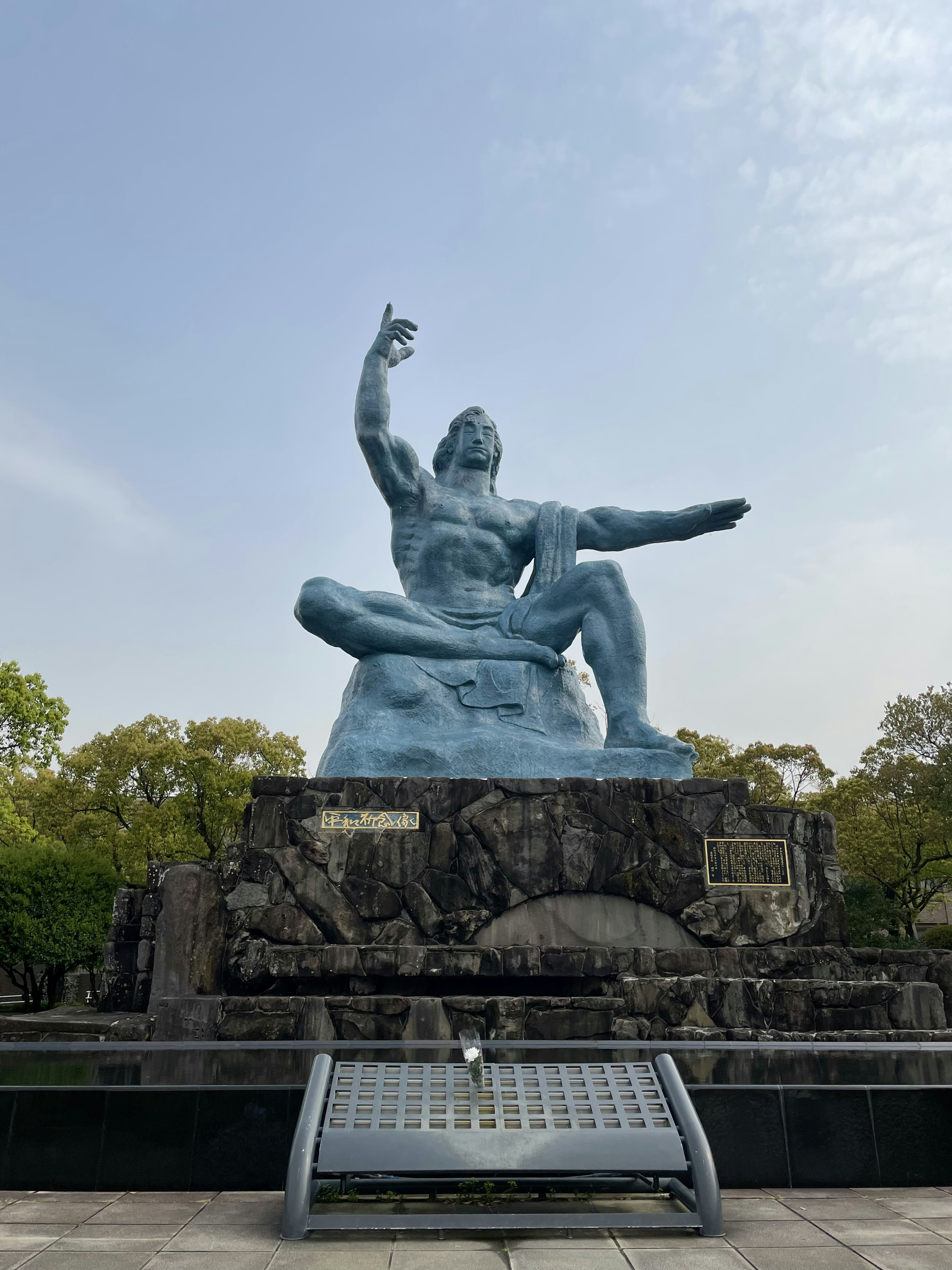 青い大きな像が座っている公園の風景