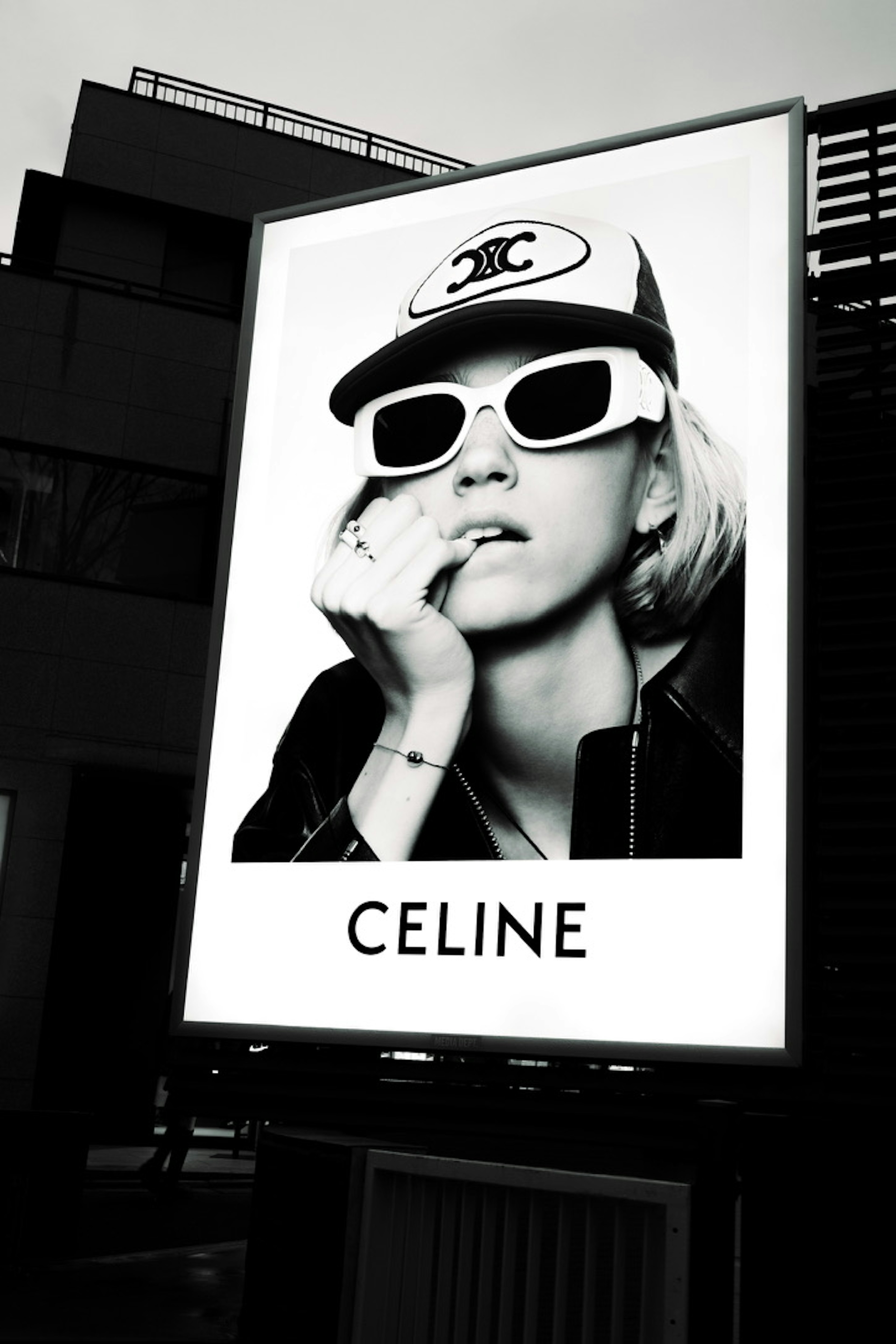 Publicidad en blanco y negro con una mujer usando gafas de sol de Celine