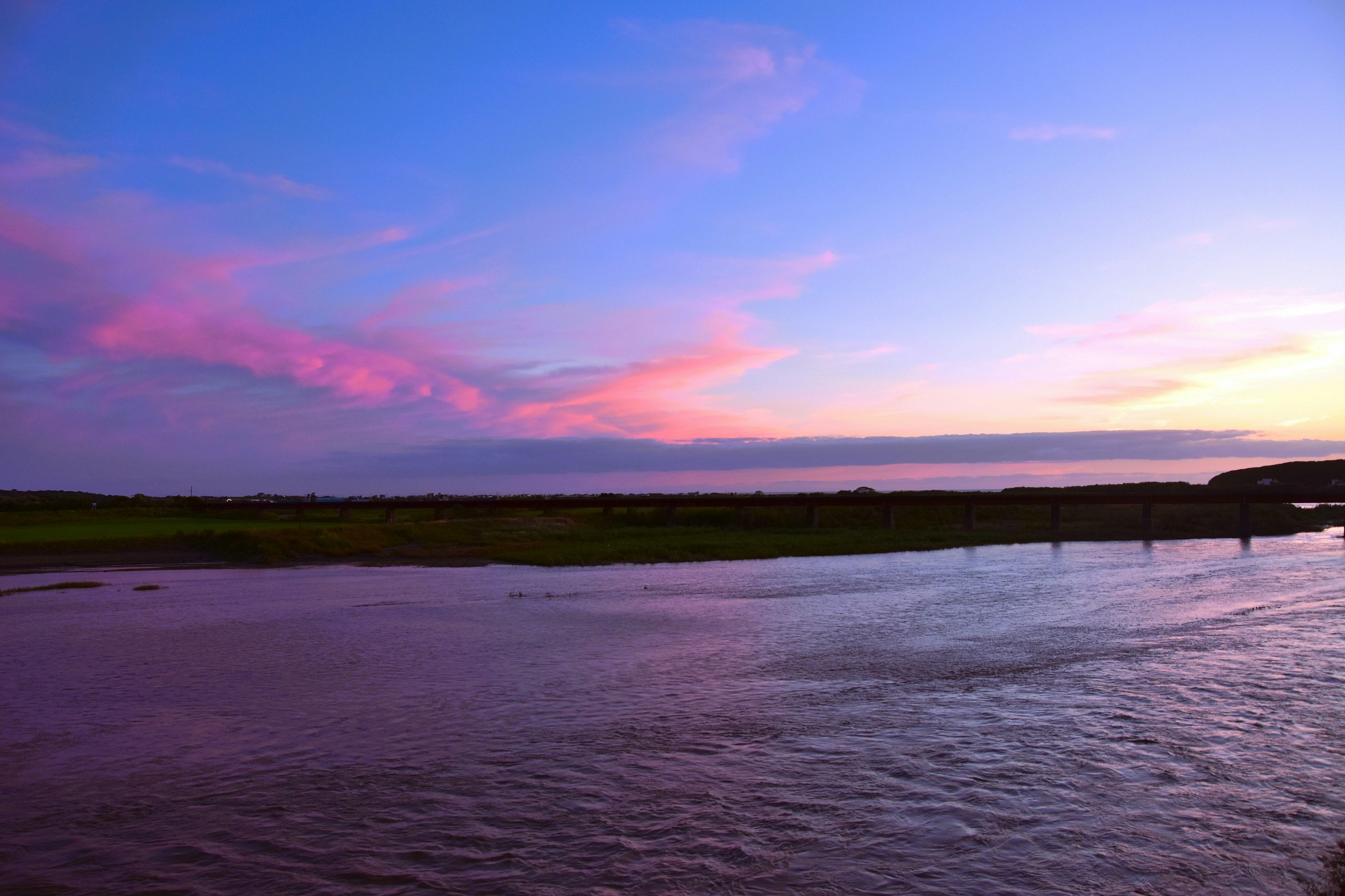 Bellissimo cielo al tramonto con superficie d'acqua calma