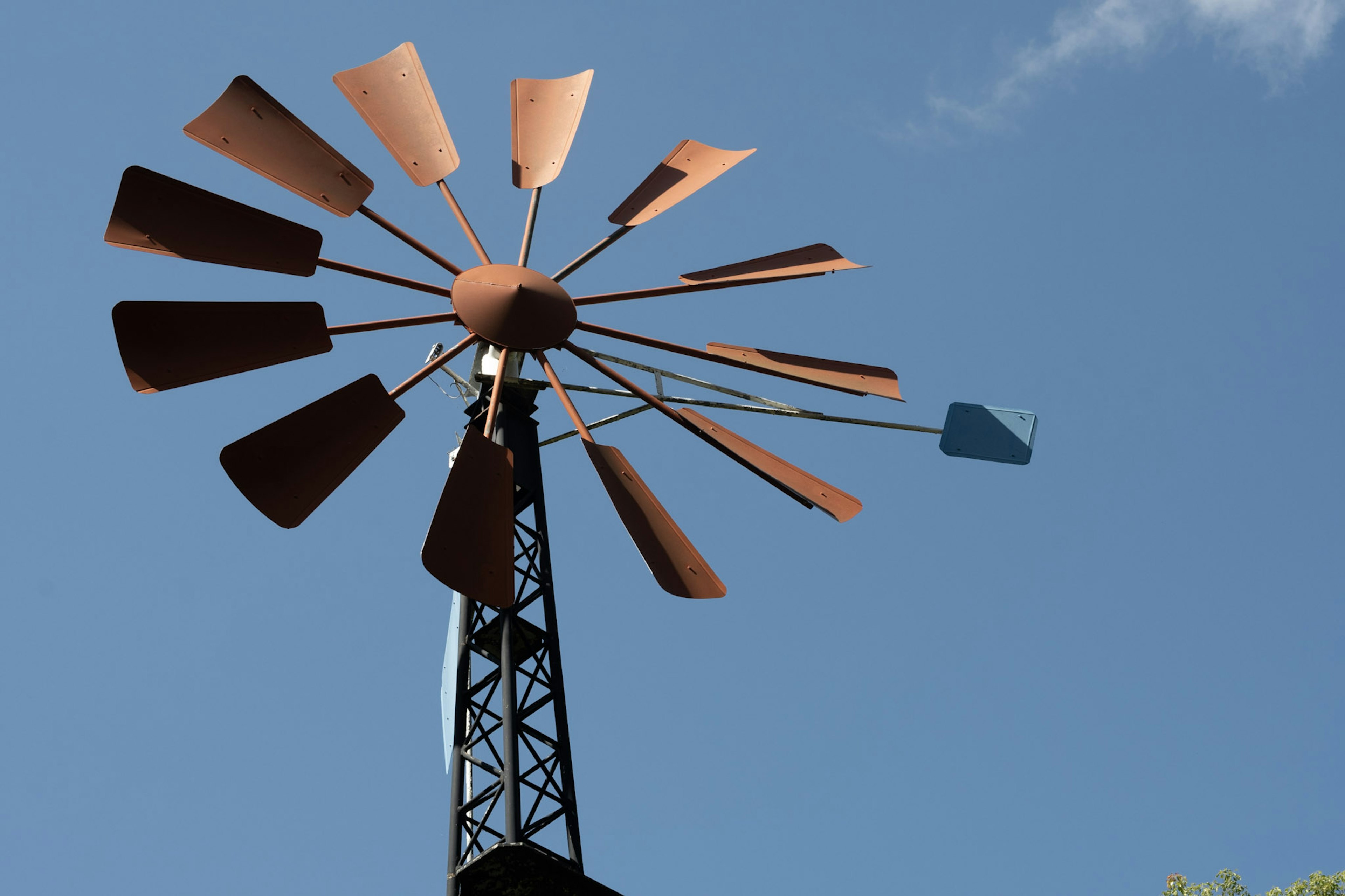 Detaillierte Struktur einer Windmühle vor blauem Himmel