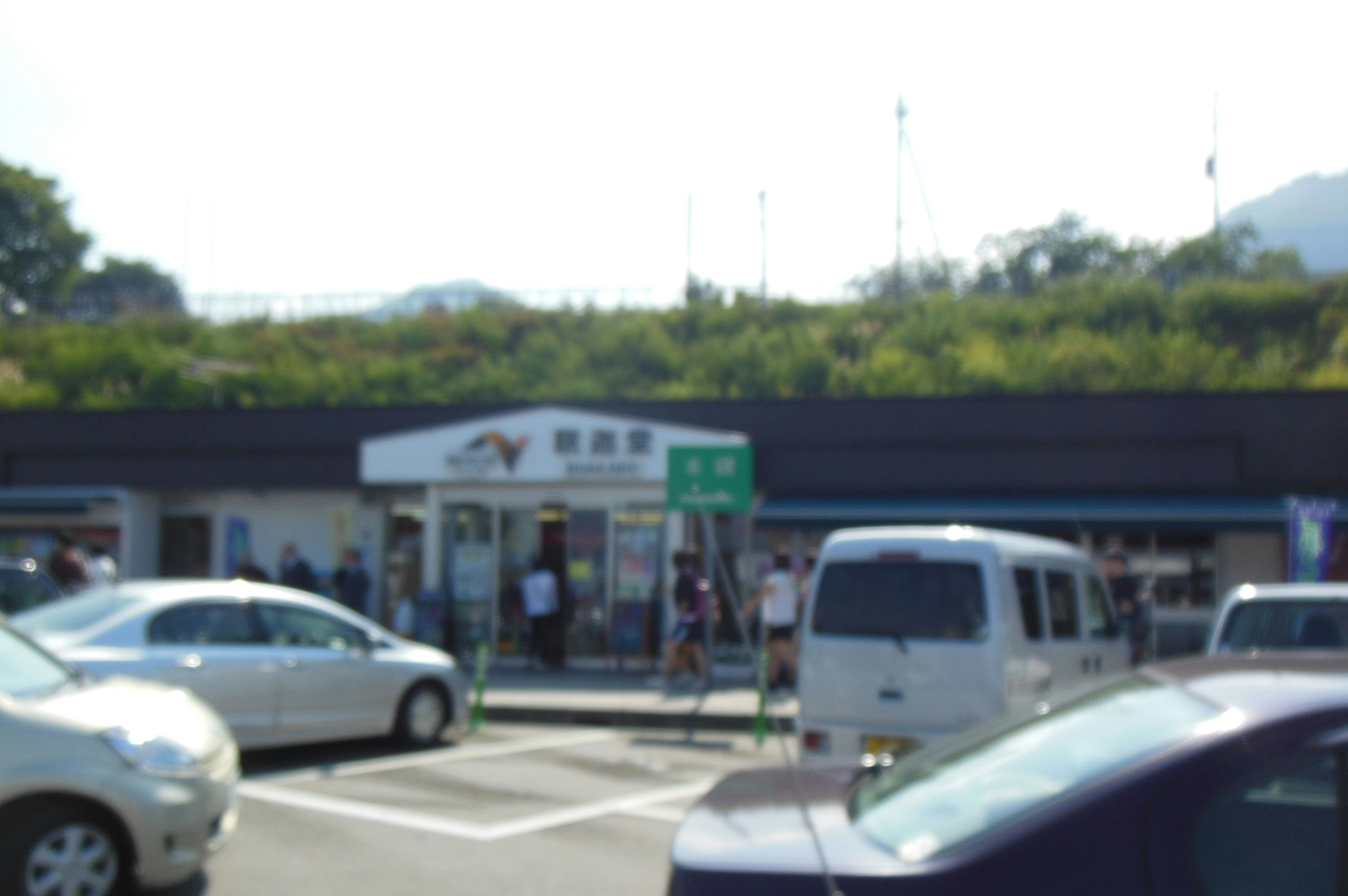 Vista exterior de una tienda a lo largo de una carretera concurrida con estacionamiento