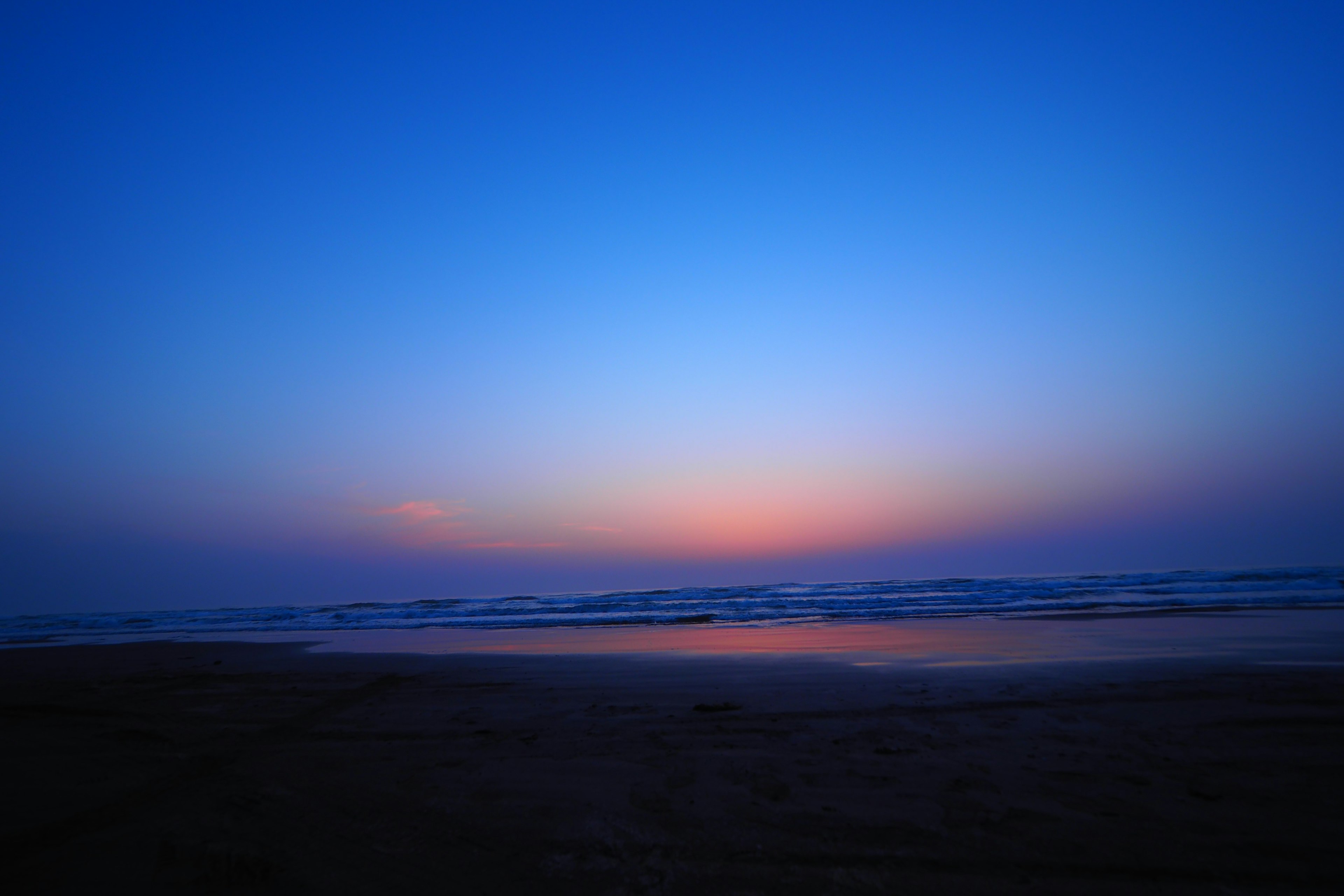 Schöner Farbverlauf Sonnenuntergang über dem Meer und dem Himmel