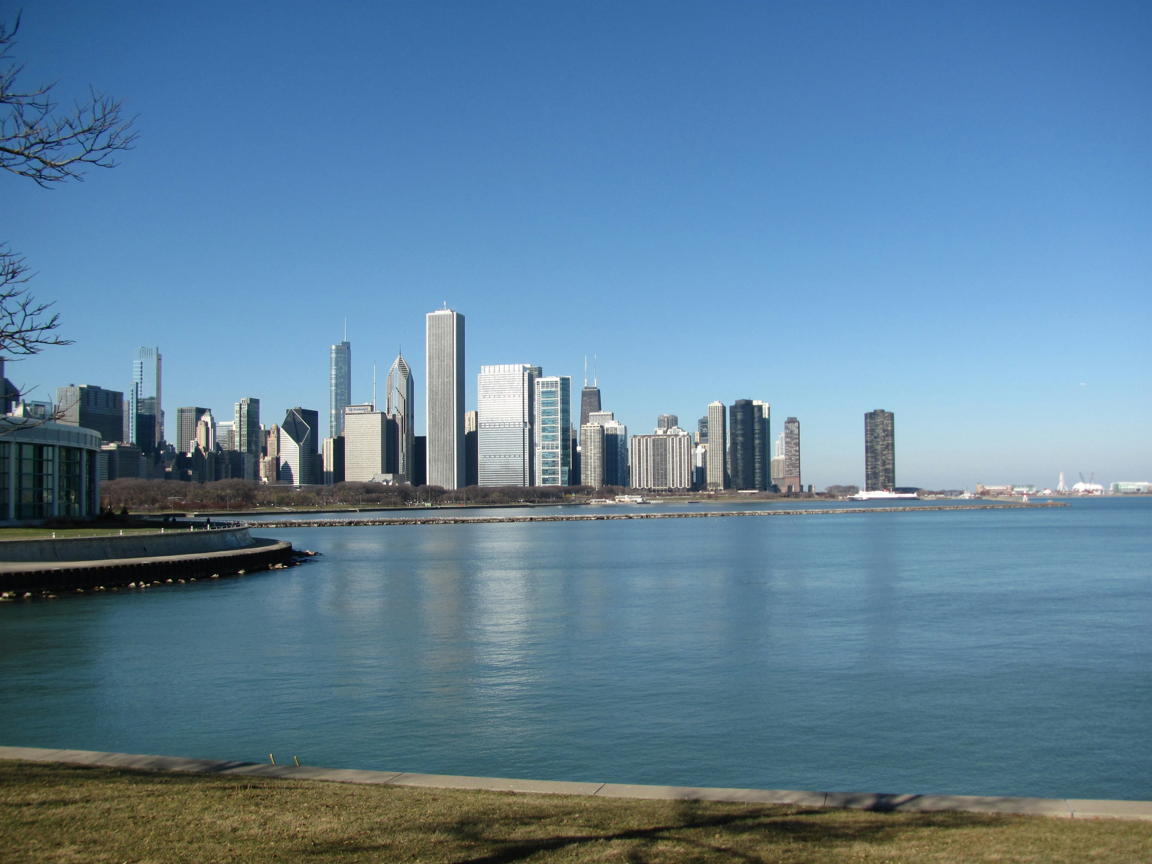 Chicago skyline with tall buildings along the lakeshore