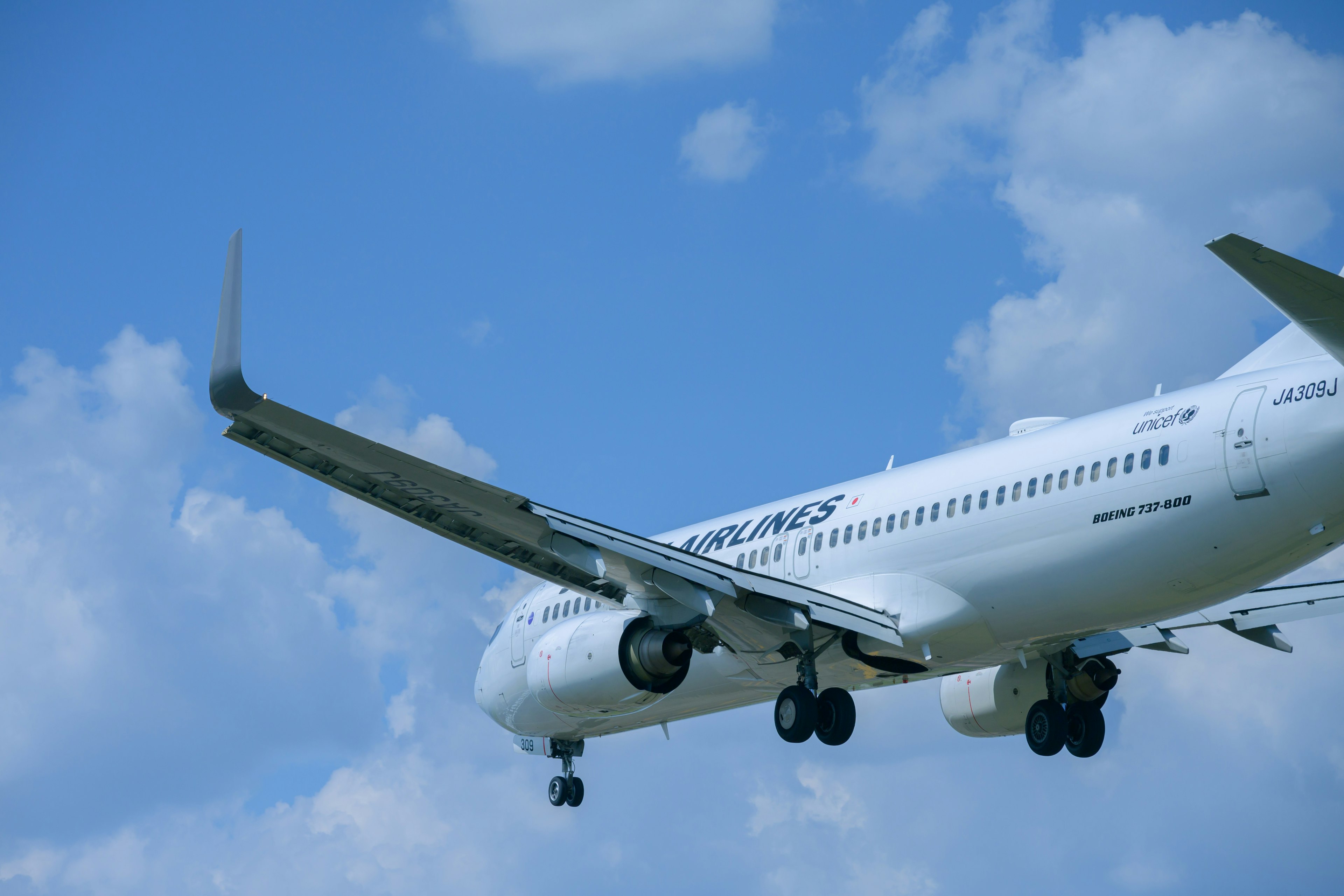 Flugzeug nähert sich vor blauem Himmel