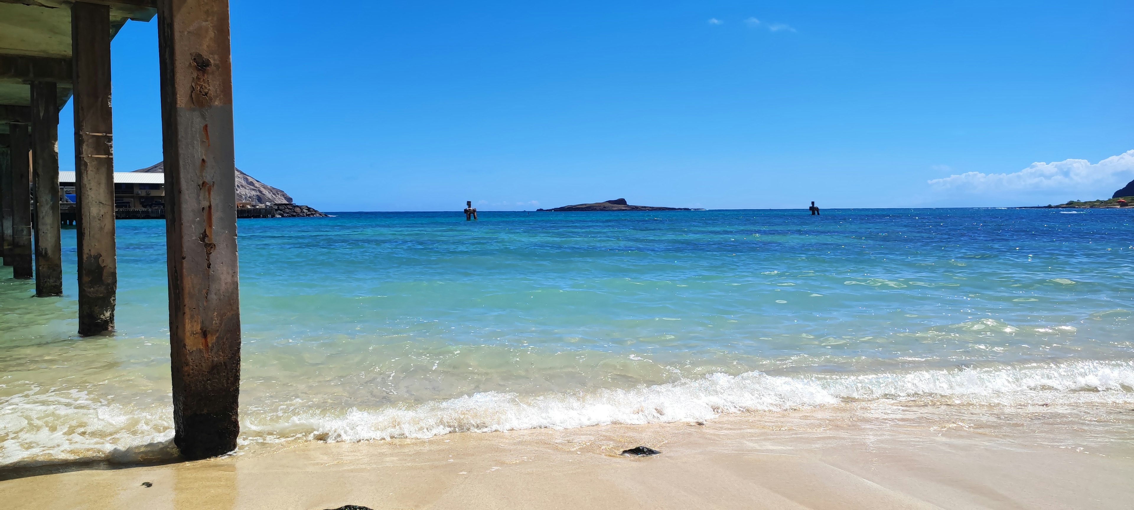 Bella vista del mare blu e della spiaggia di sabbia bianca