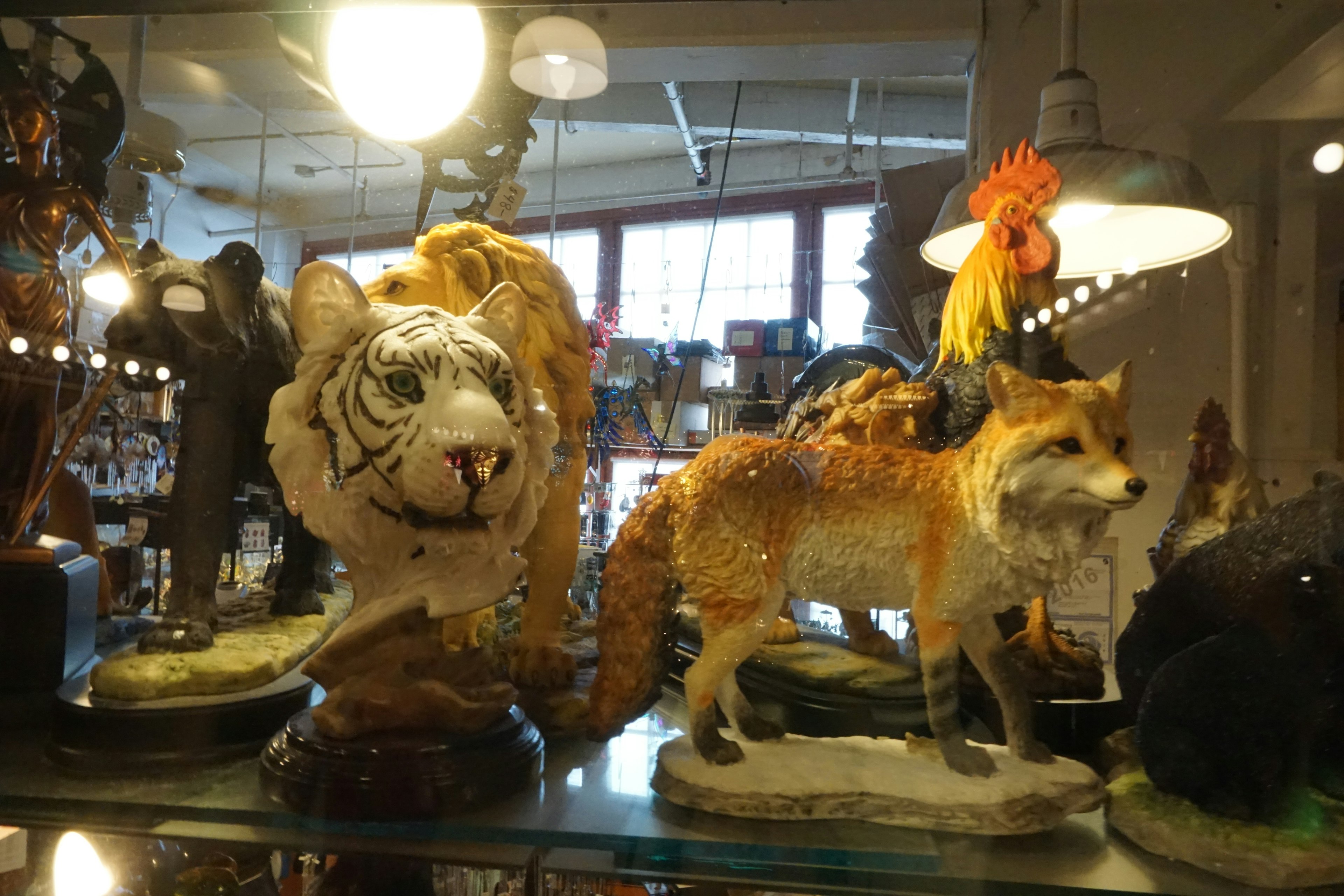 Sculture di tigre bianca e volpe arancione esposte insieme