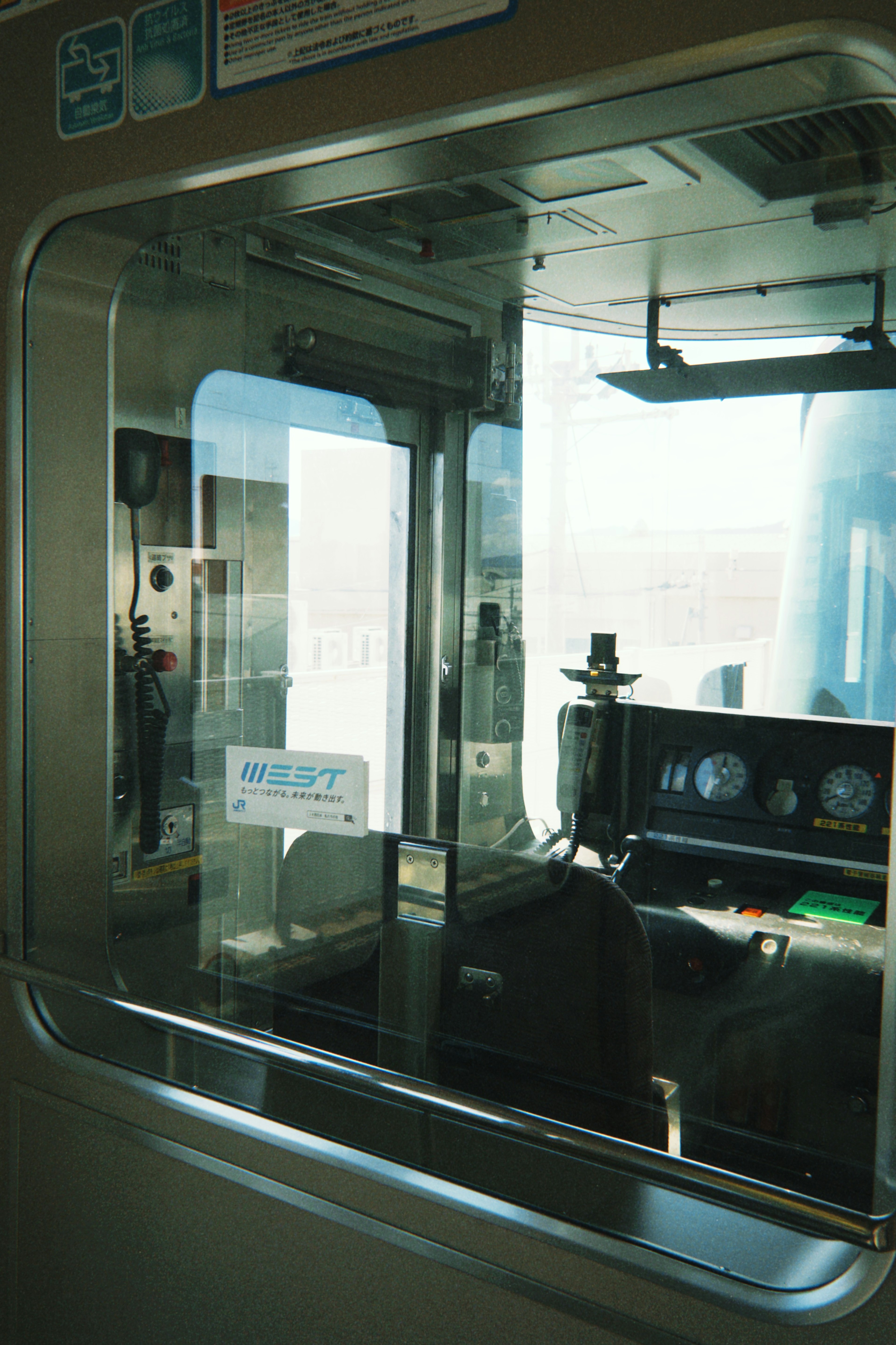 Vista de la cabina del conductor del tren con panel de control e instrumentos