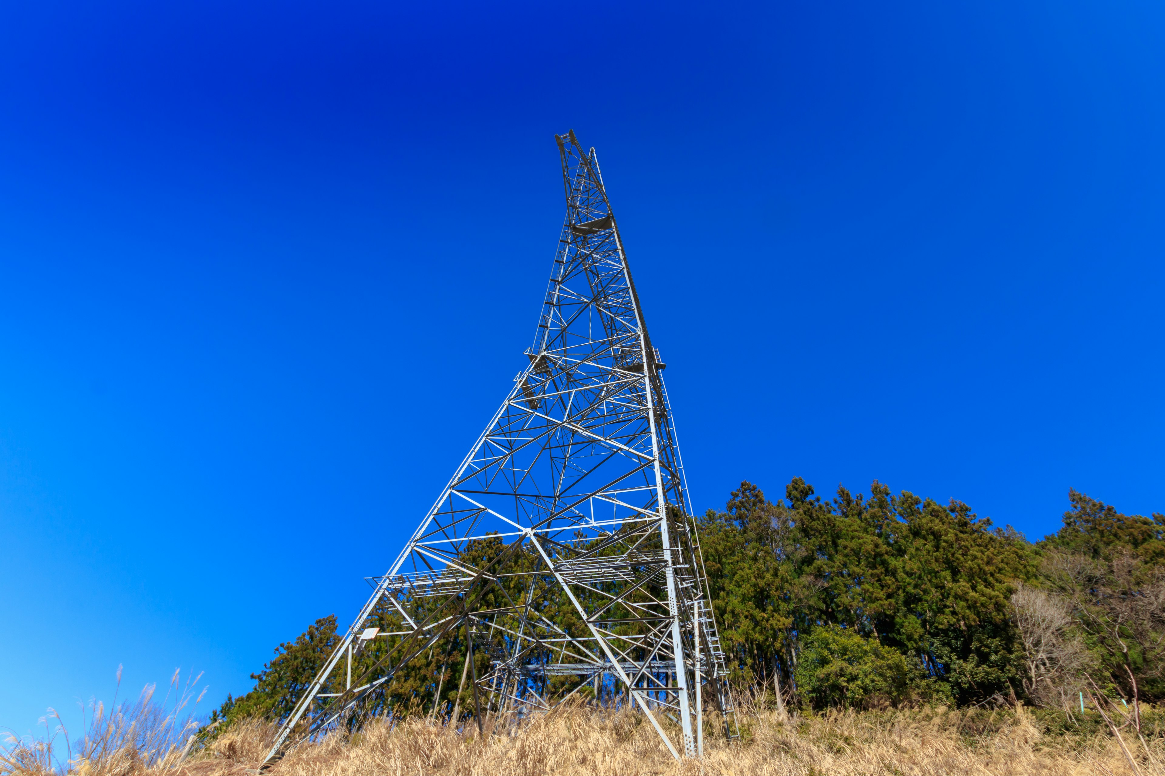 Foto eines Metallturms vor blauem Himmel