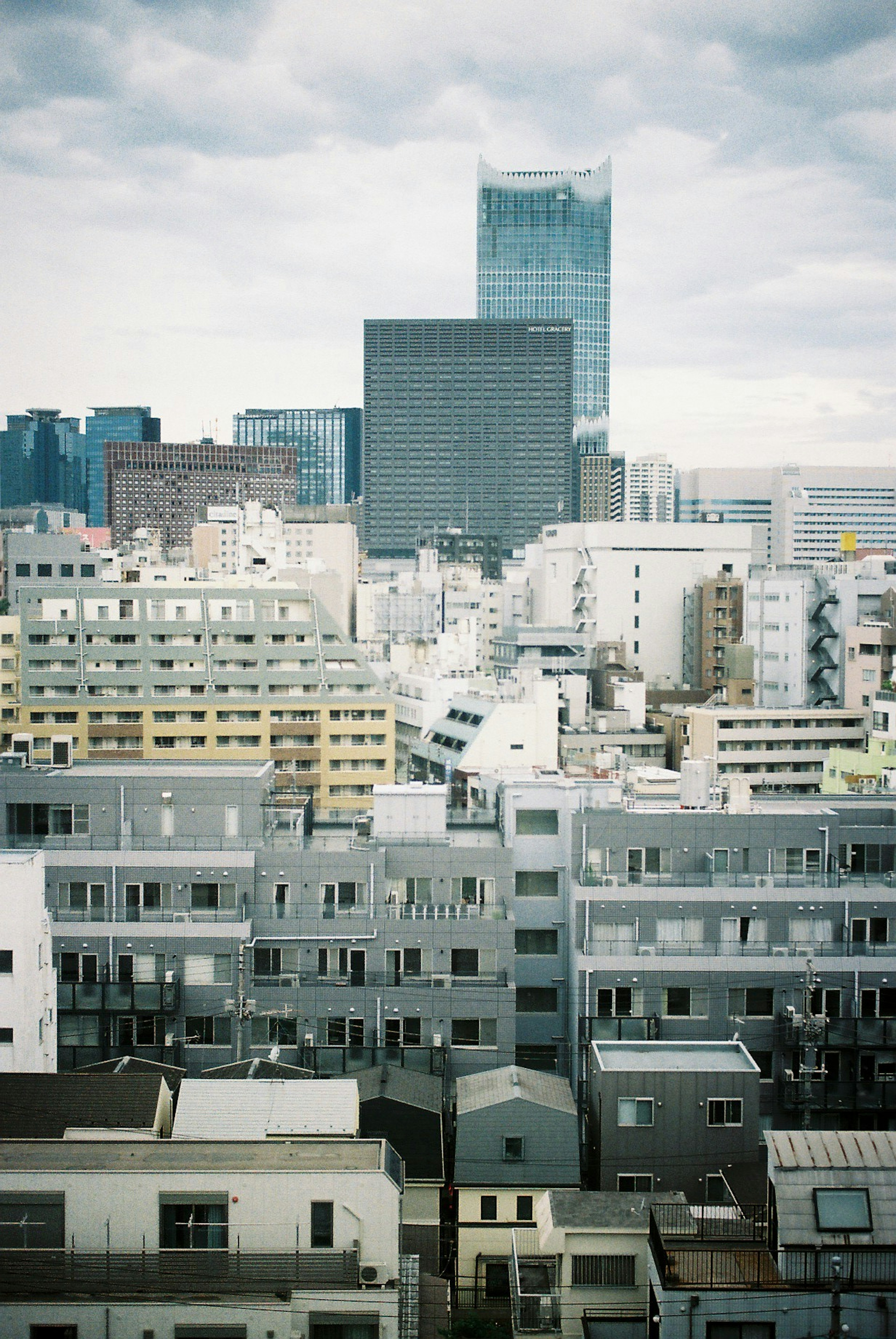 Pemandangan kota Tokyo dengan gedung-gedung dan awan di langit