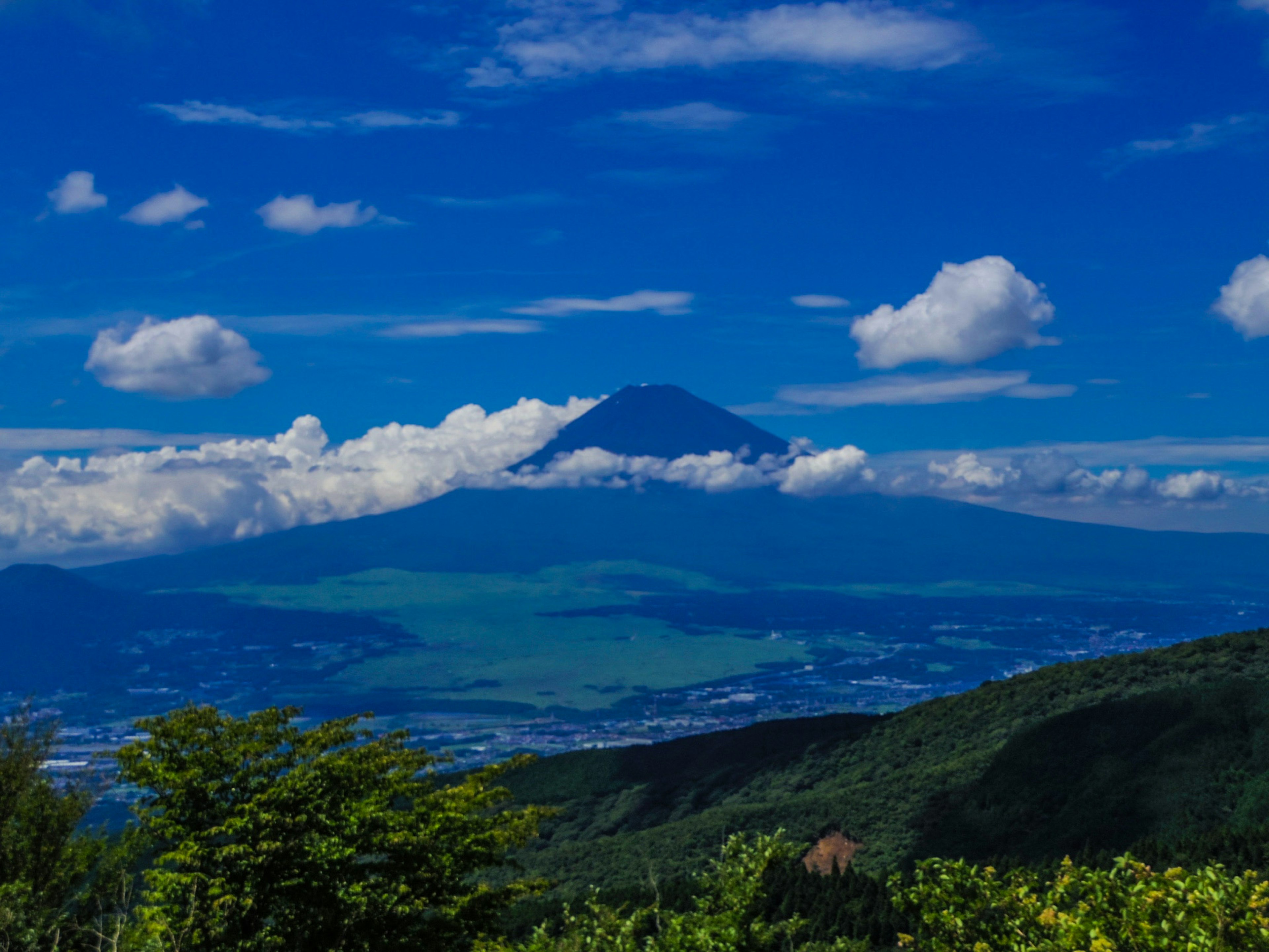 Der Fuji unter Wolken im blauen Himmel