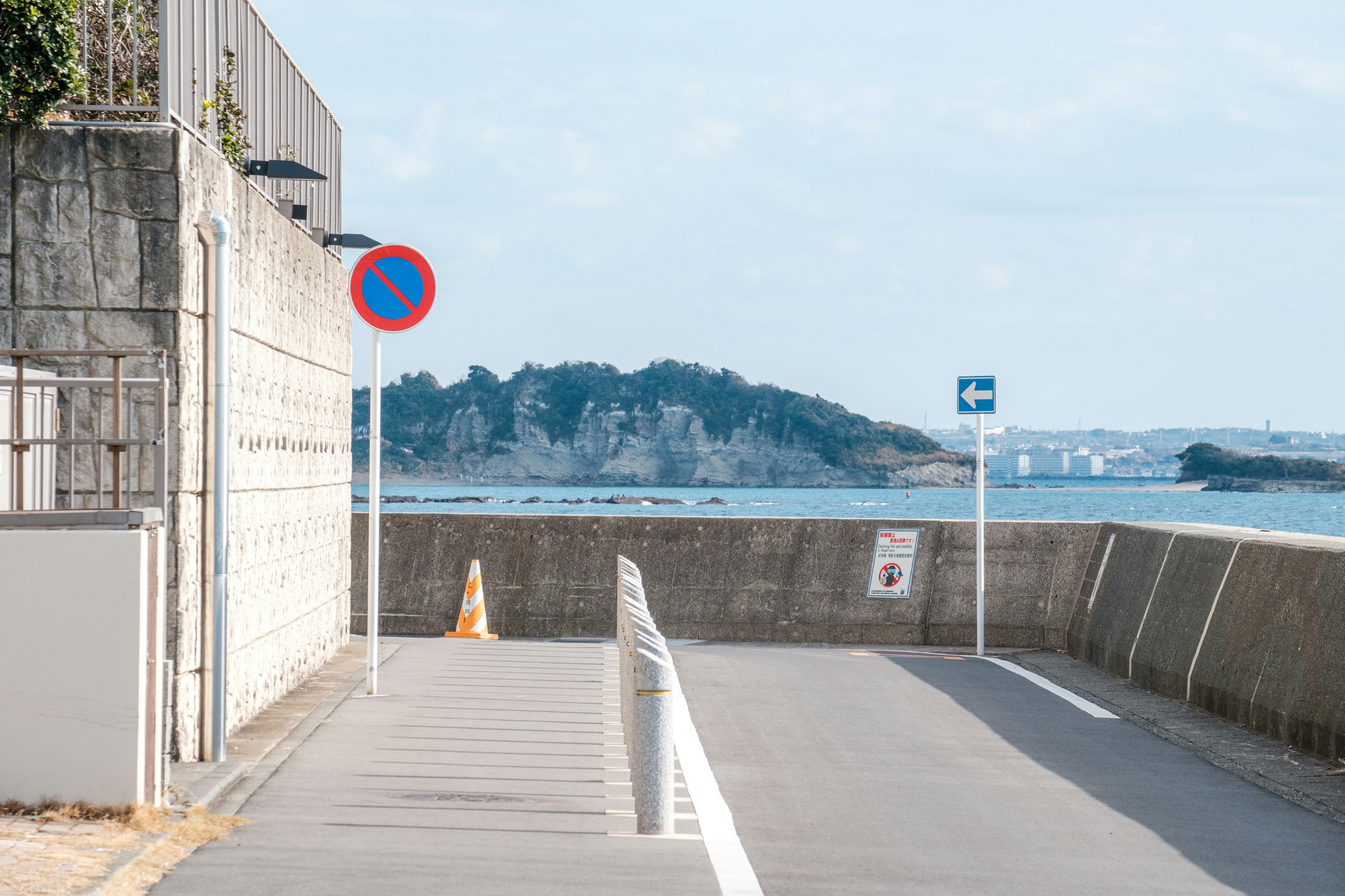 Malerscher Blick auf eine Straße zum Meer mit Parkverbotsschild