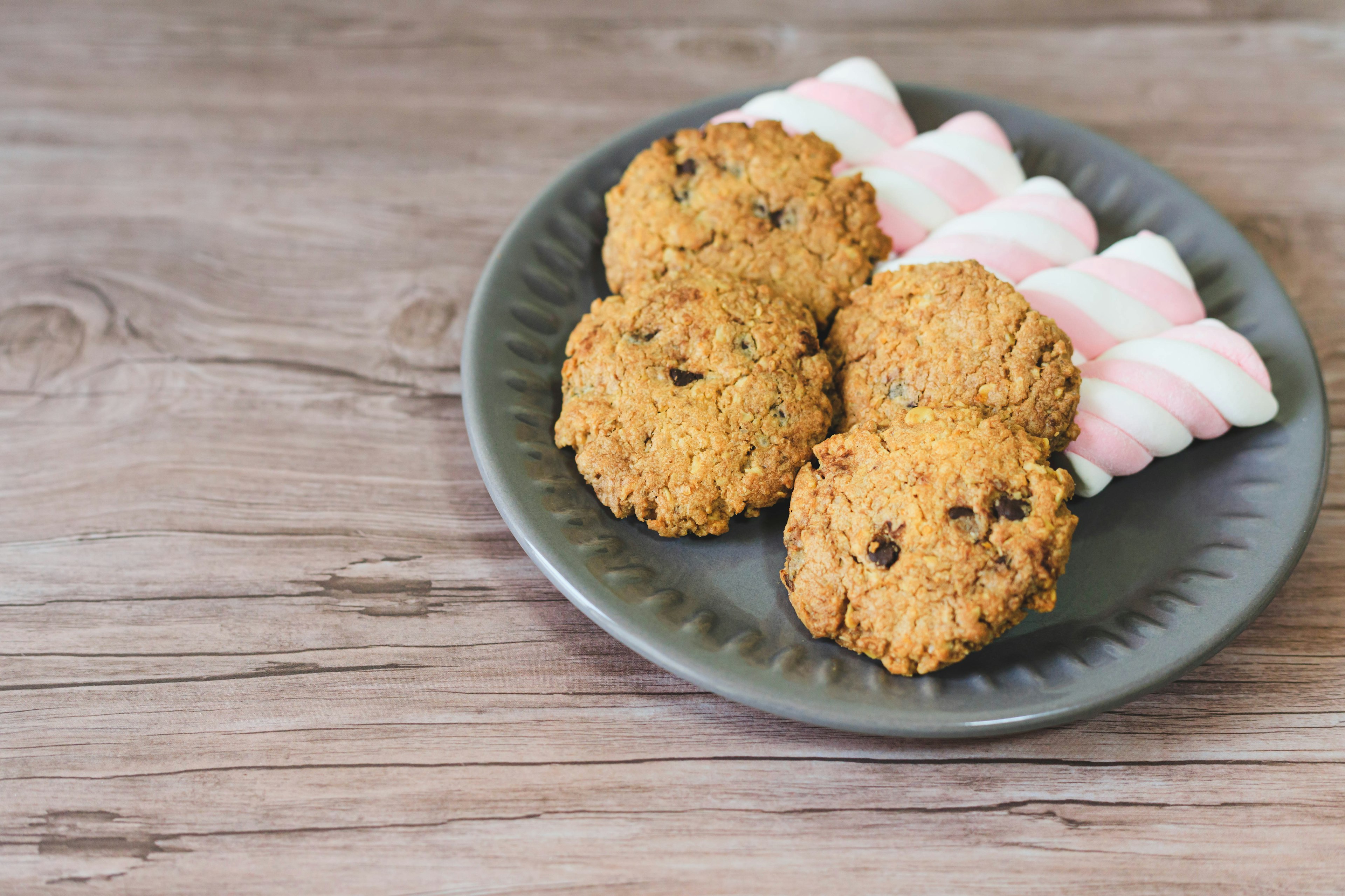 Biscotti con gocce di cioccolato e marshmallow su un piatto