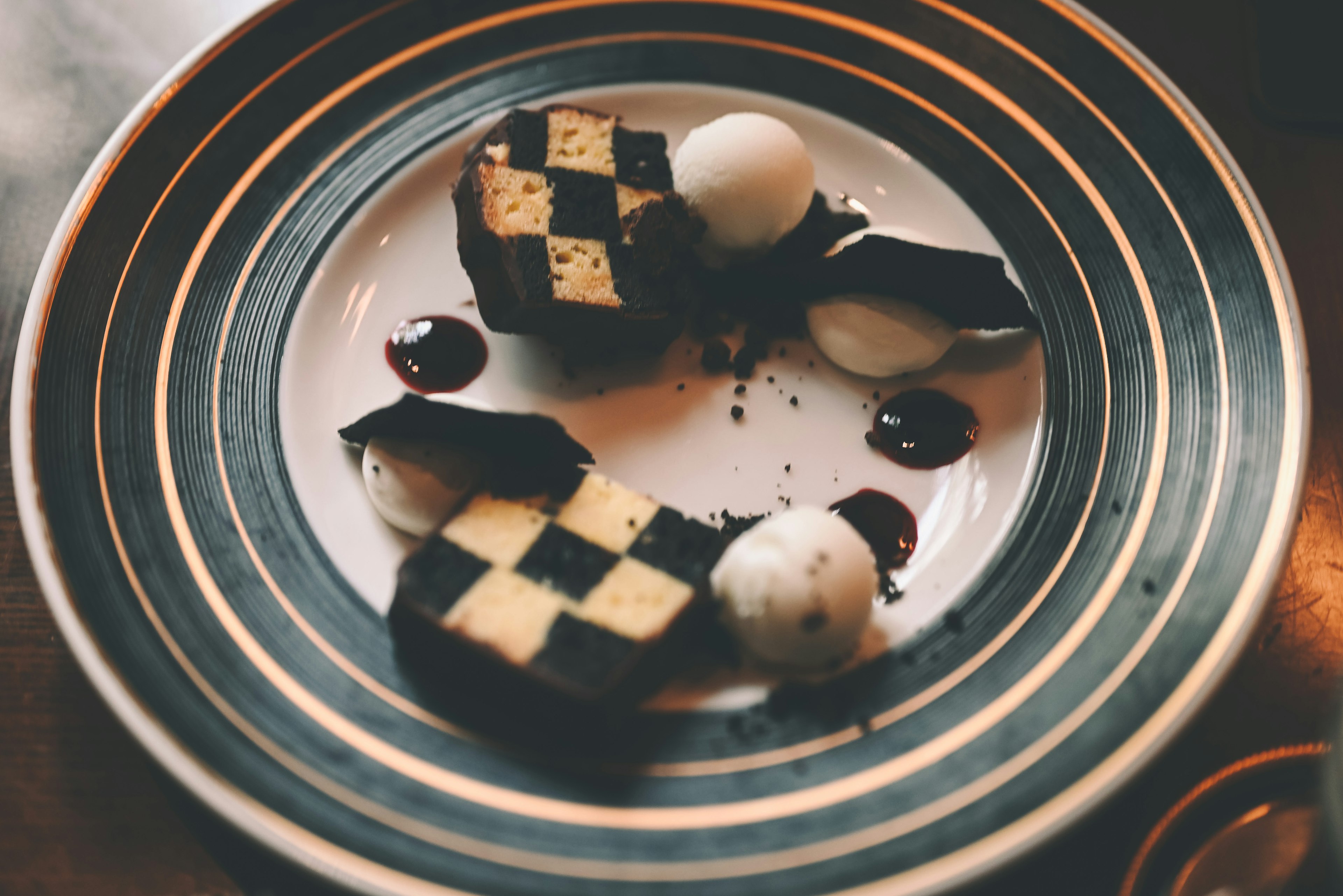 Postre con galletas a cuadros y helado en un plato decorativo