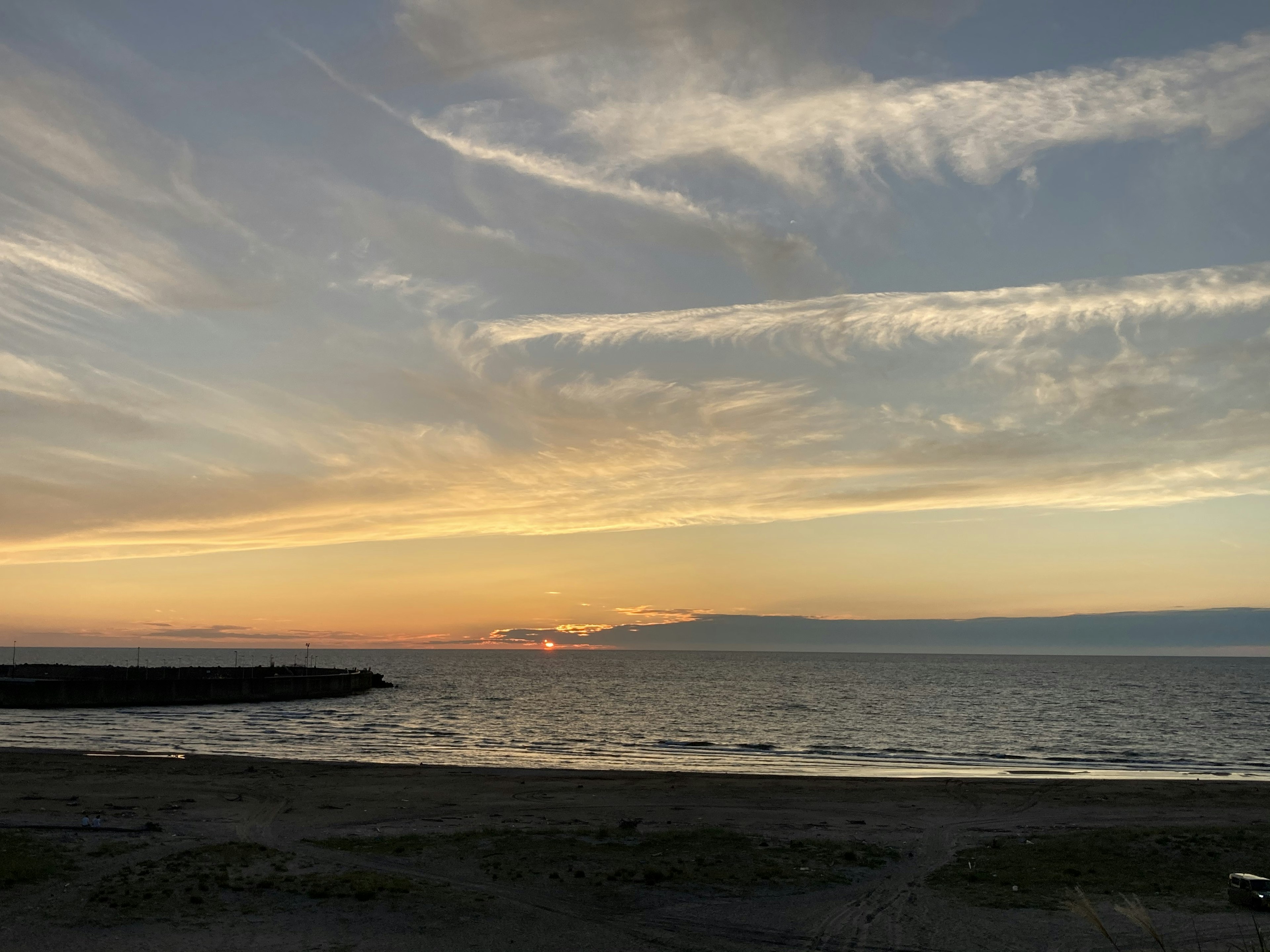 Schöne Meereslandschaft bei Sonnenuntergang mit bunten Wolken