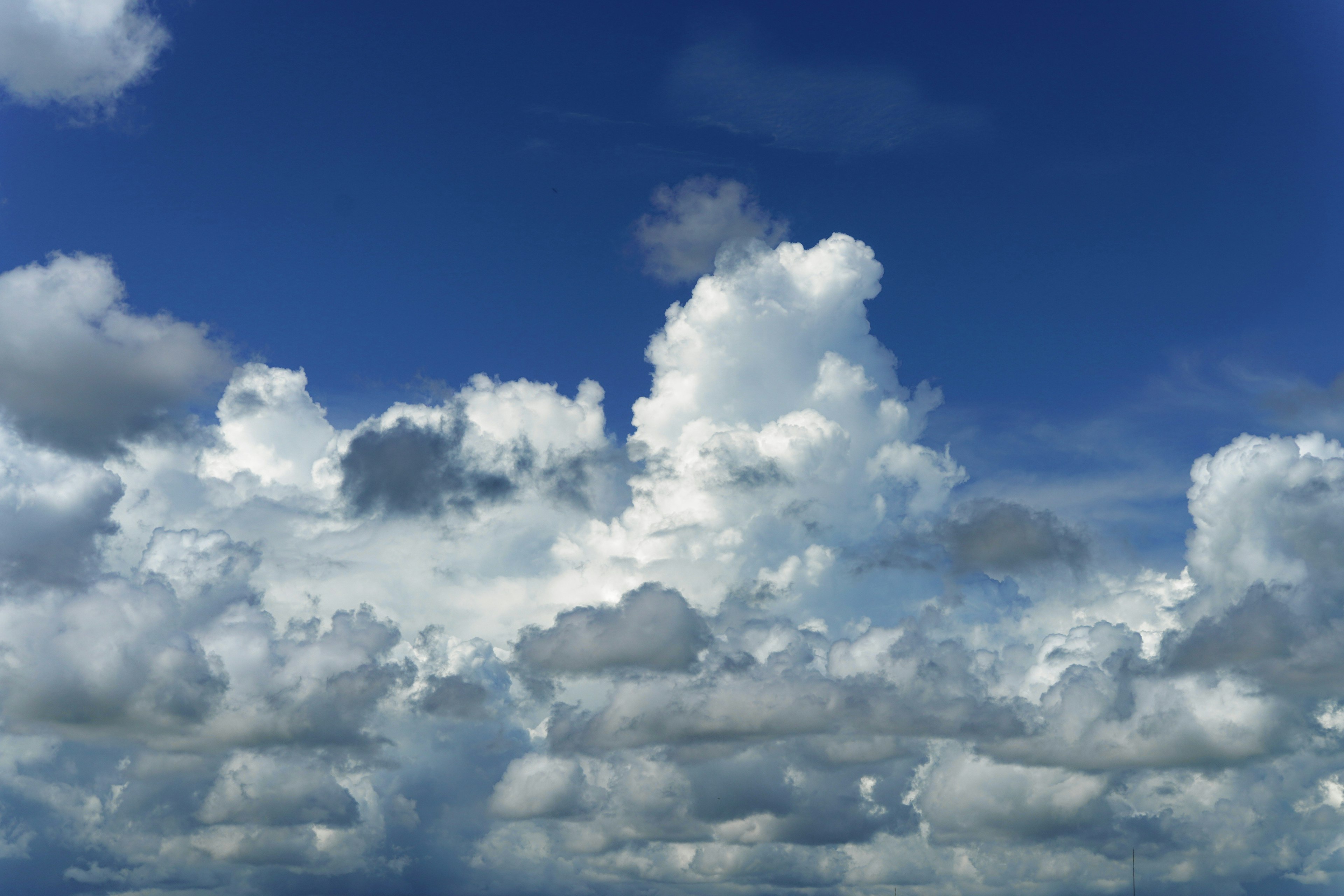 Une vue panoramique de nuages blancs sur un ciel bleu