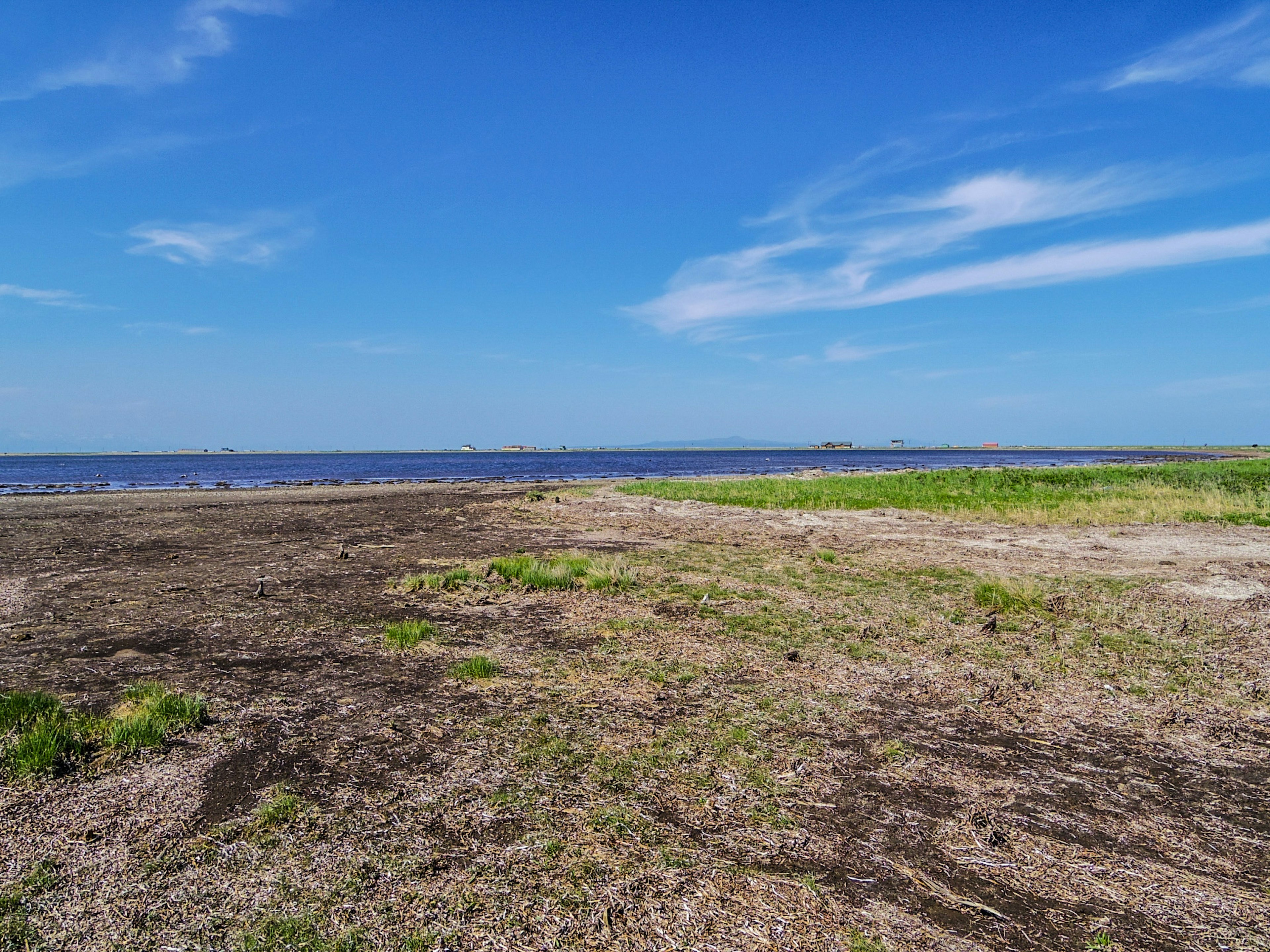 Pemandangan pesisir dengan langit biru dan laut tenang