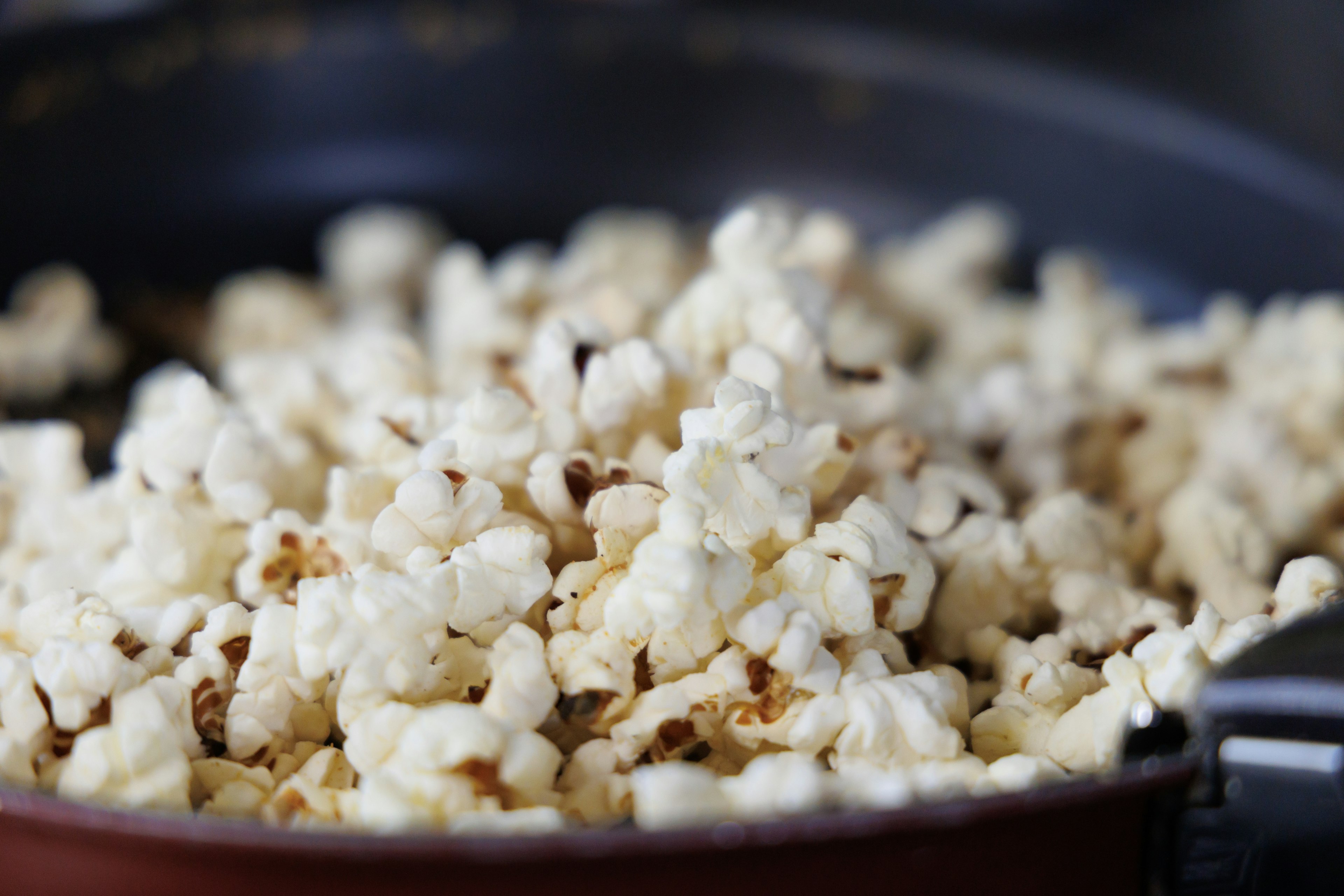 Palomitas de maíz estallando en una sartén