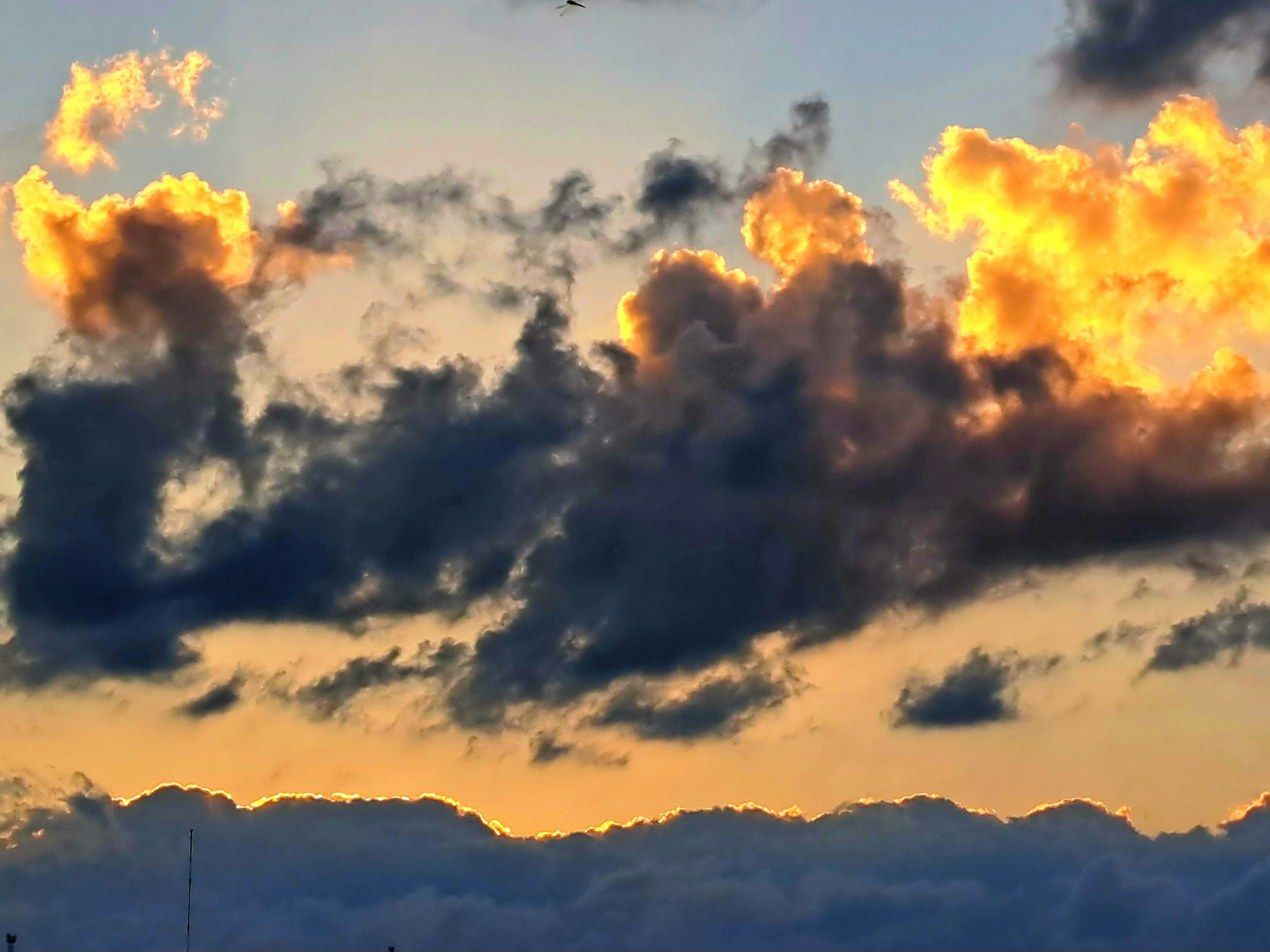 夕焼けの雲と青空の風景