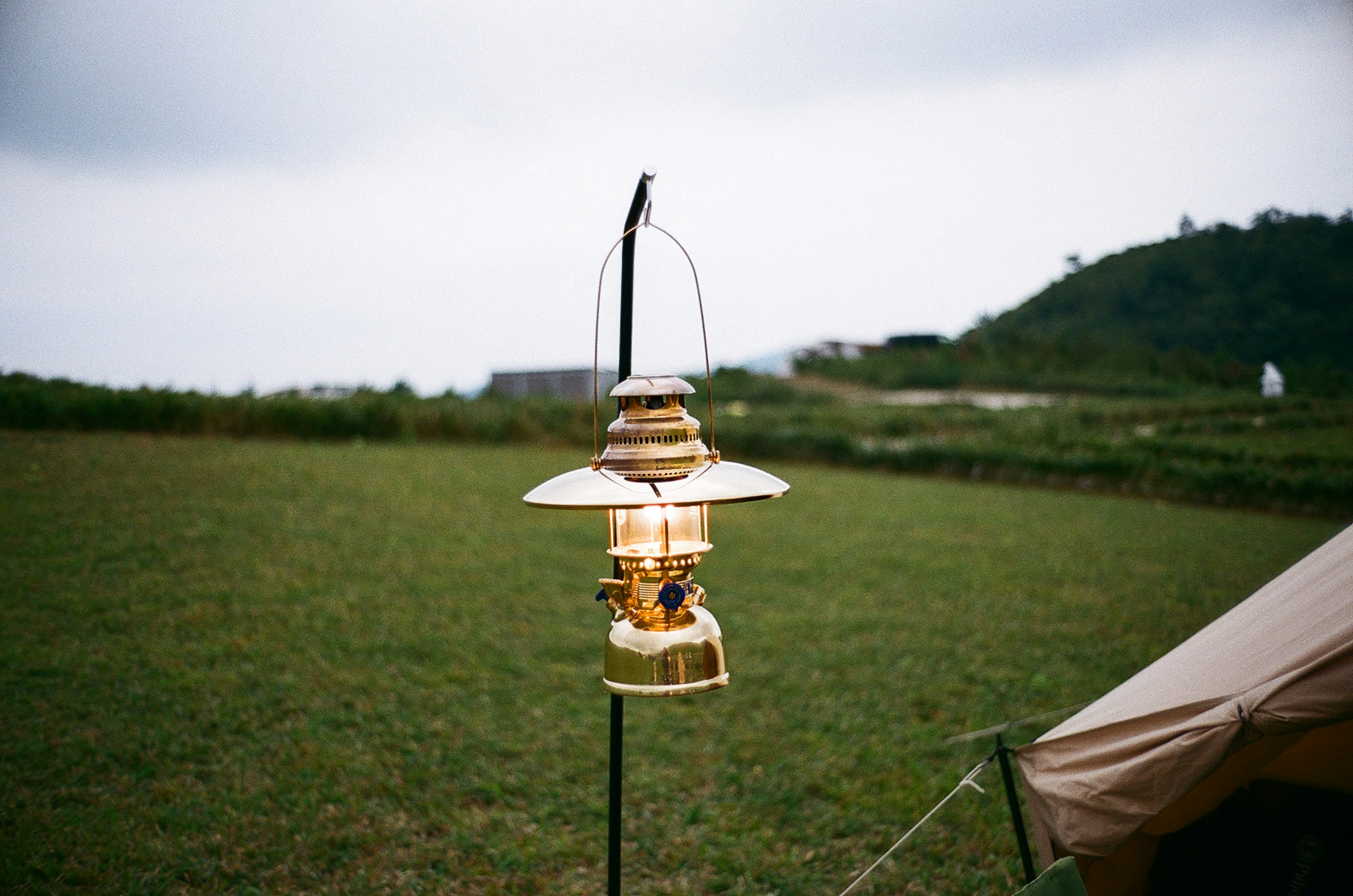 Lantern sur un poteau dans un campement verdoyant