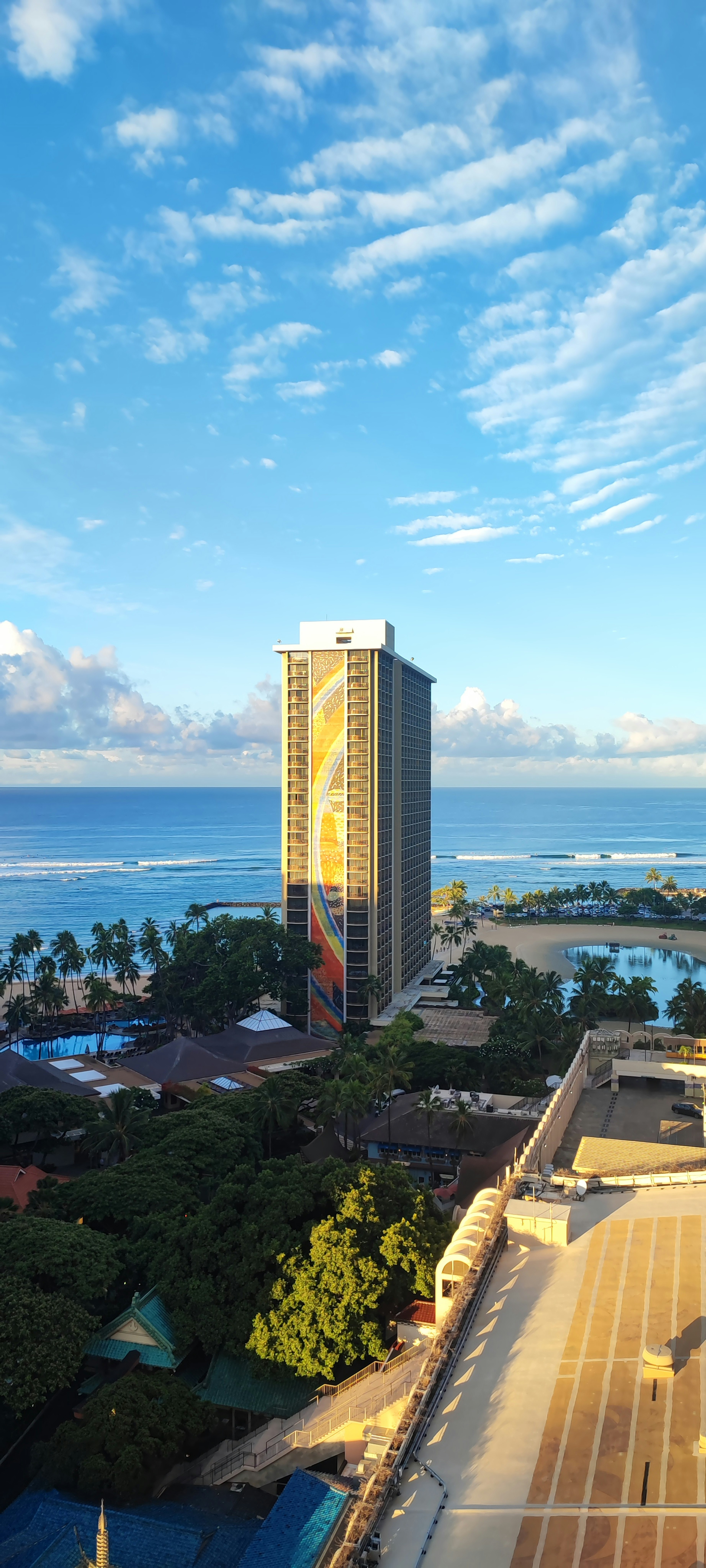 Edificio alto contro uno sfondo di cielo blu e oceano