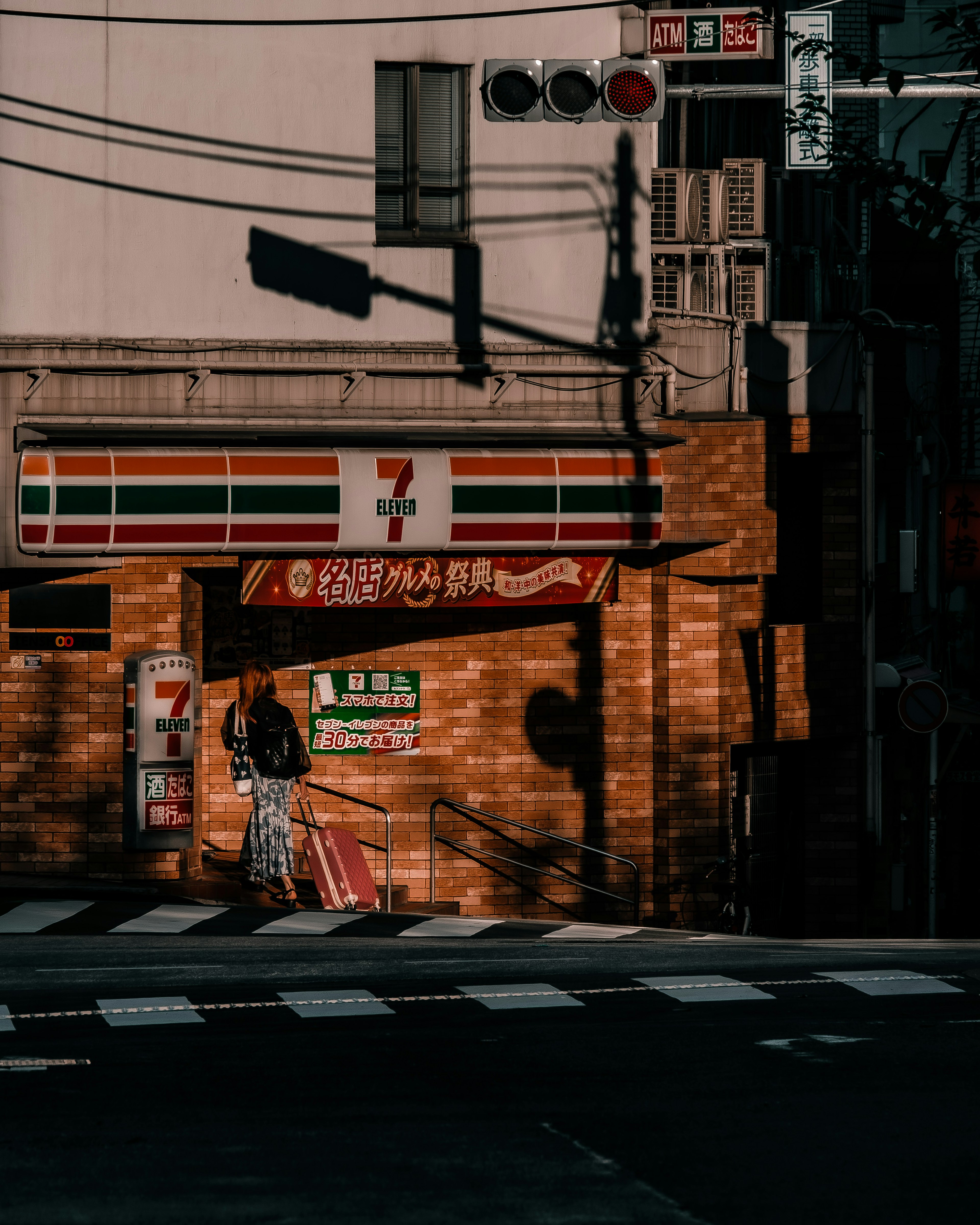 7-11 상점이 있는 거리 풍경과 걷고 있는 사람