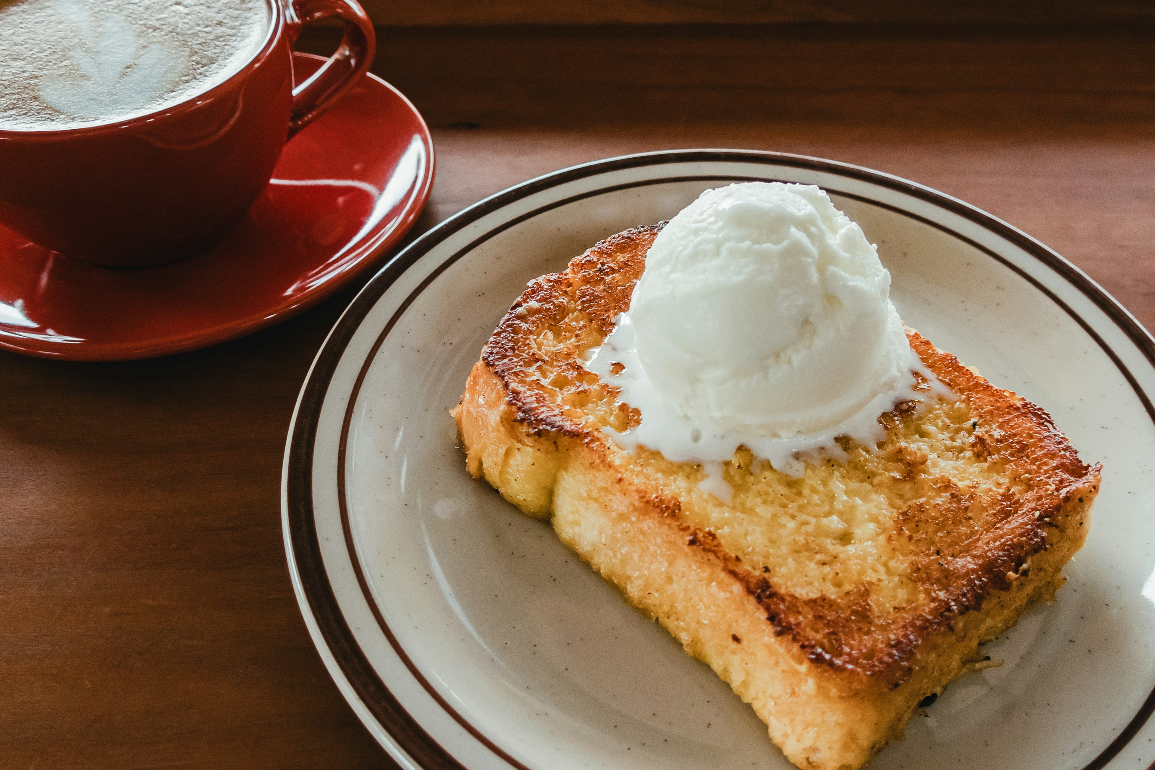 Assiette délicieuse de pain perdu avec glace et tasse de café