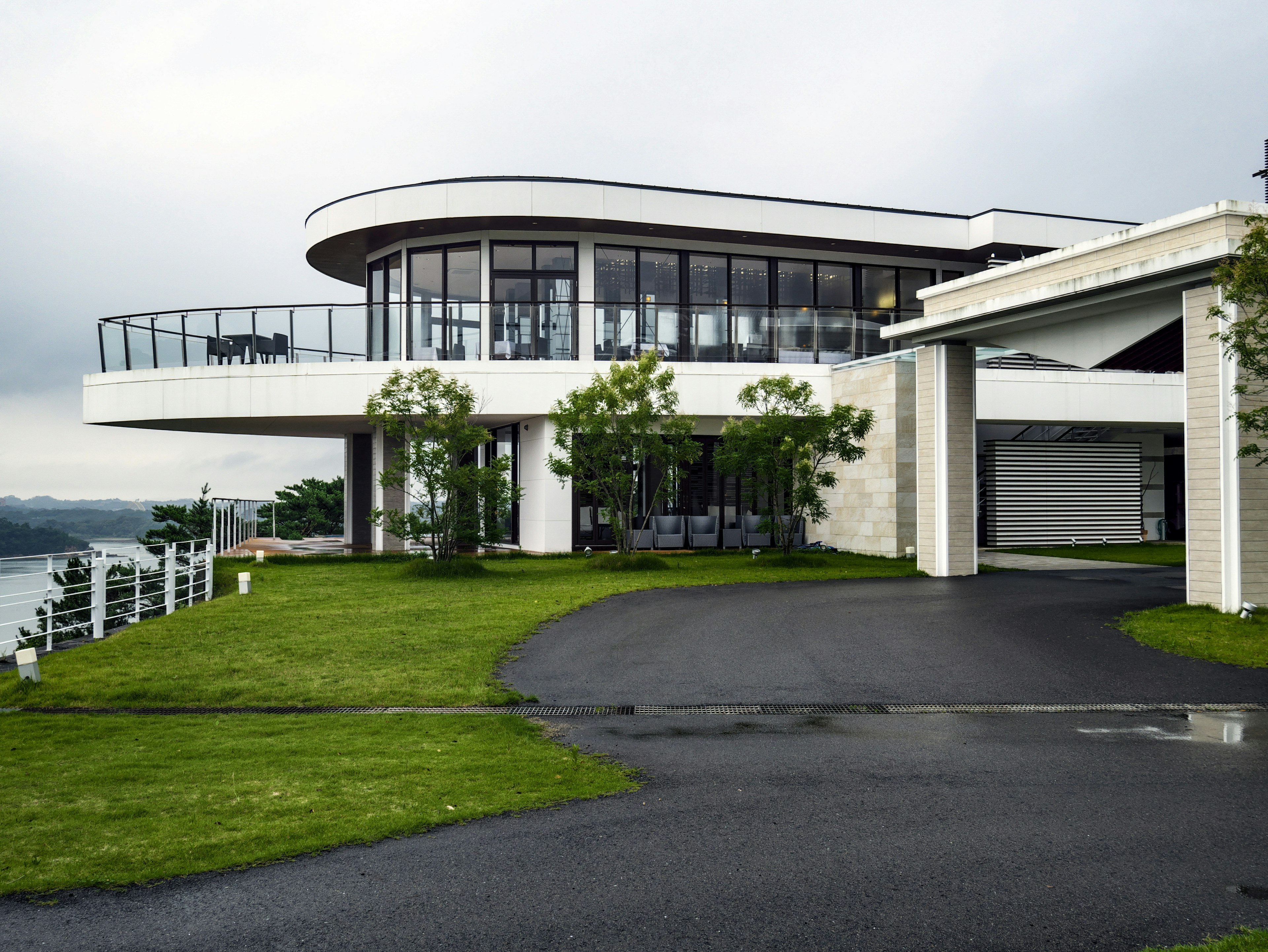 Edificio architettonico moderno situato su un paesaggio erboso