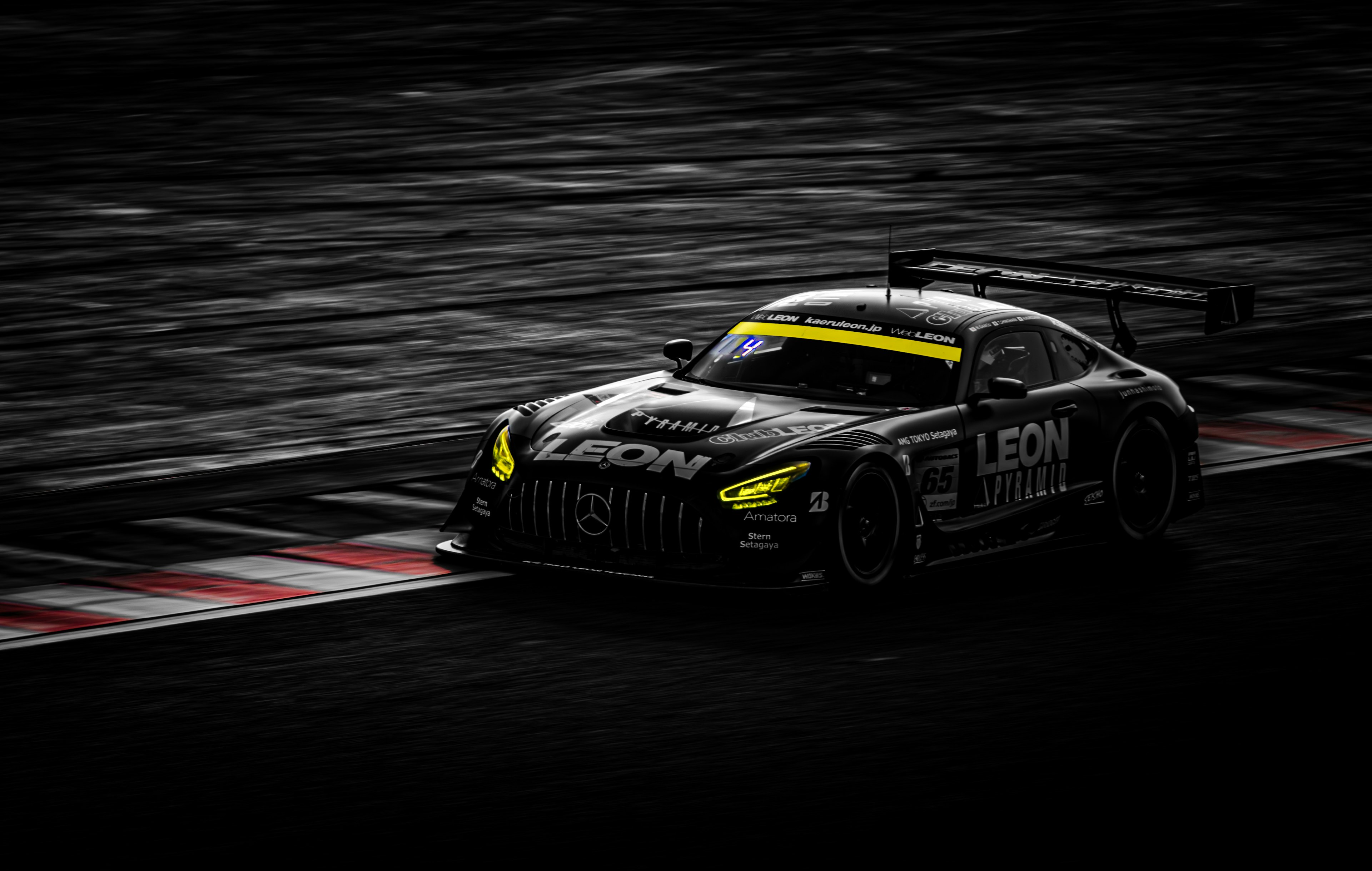 Mobil balap Mercedes AMG GT3 di lintasan hitam dan kuning