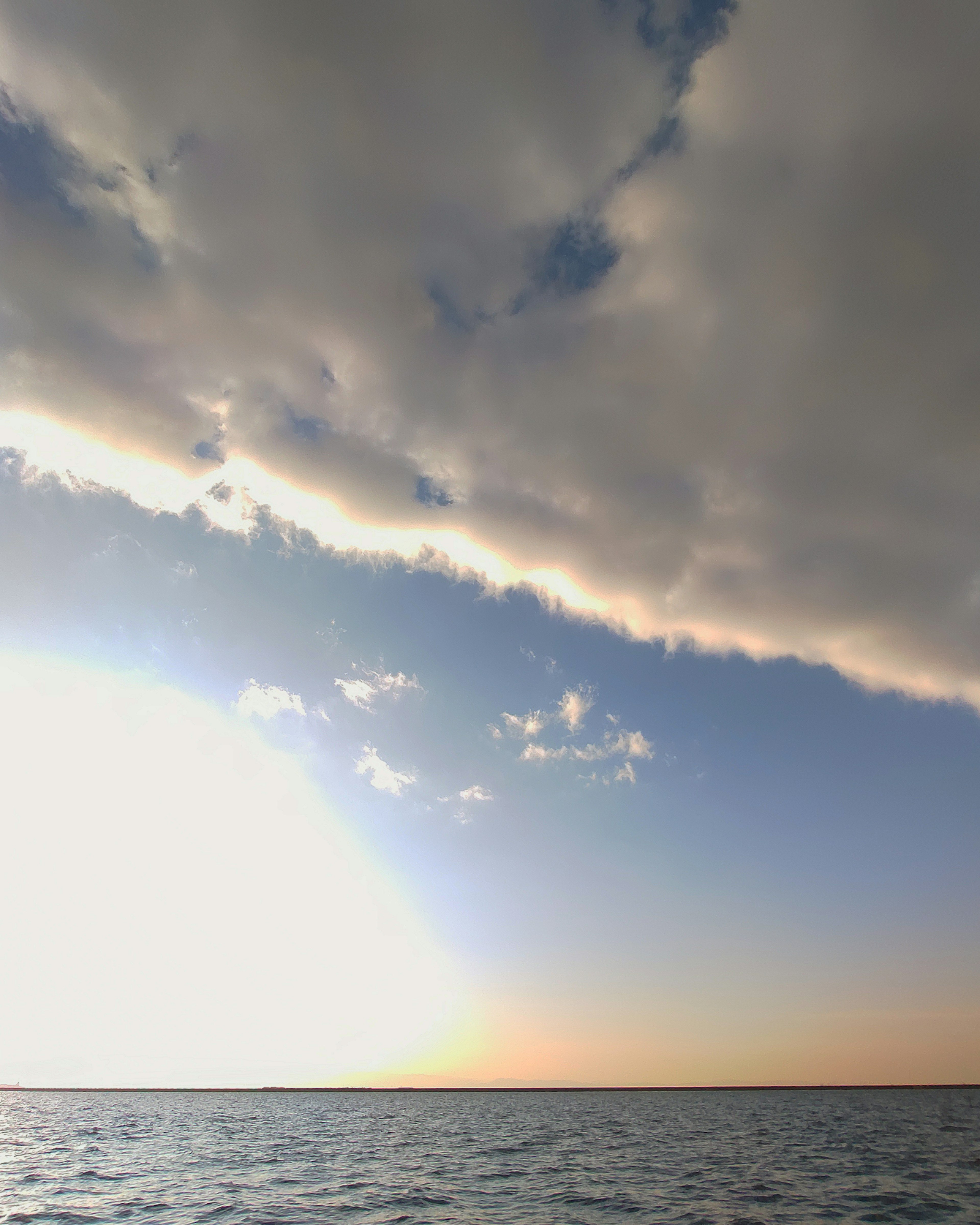 Sonnenuntergang über dem Ozean mit dramatischen Wolken