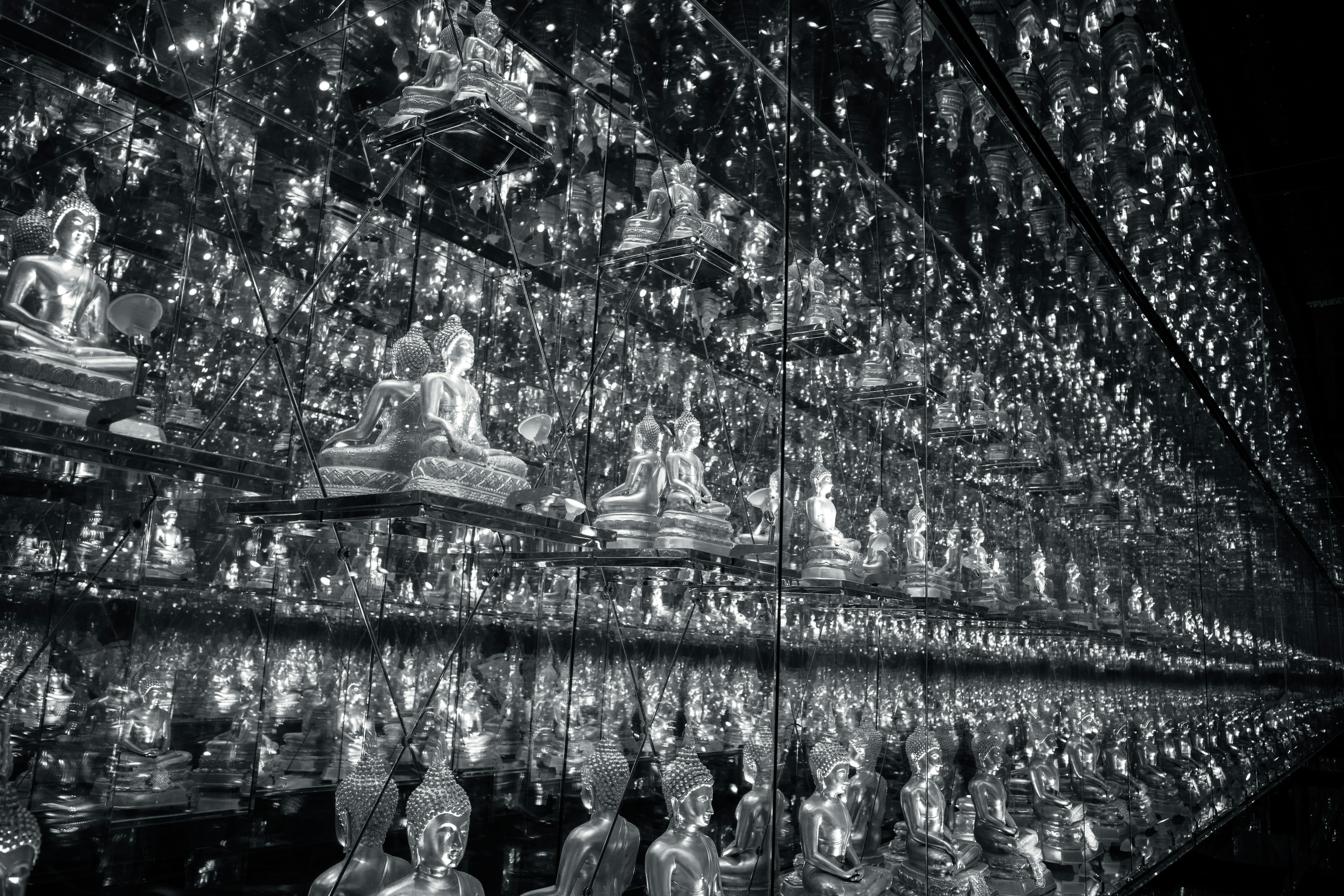 Une belle scène de nombreuses statues de Bouddha reflétées dans des miroirs