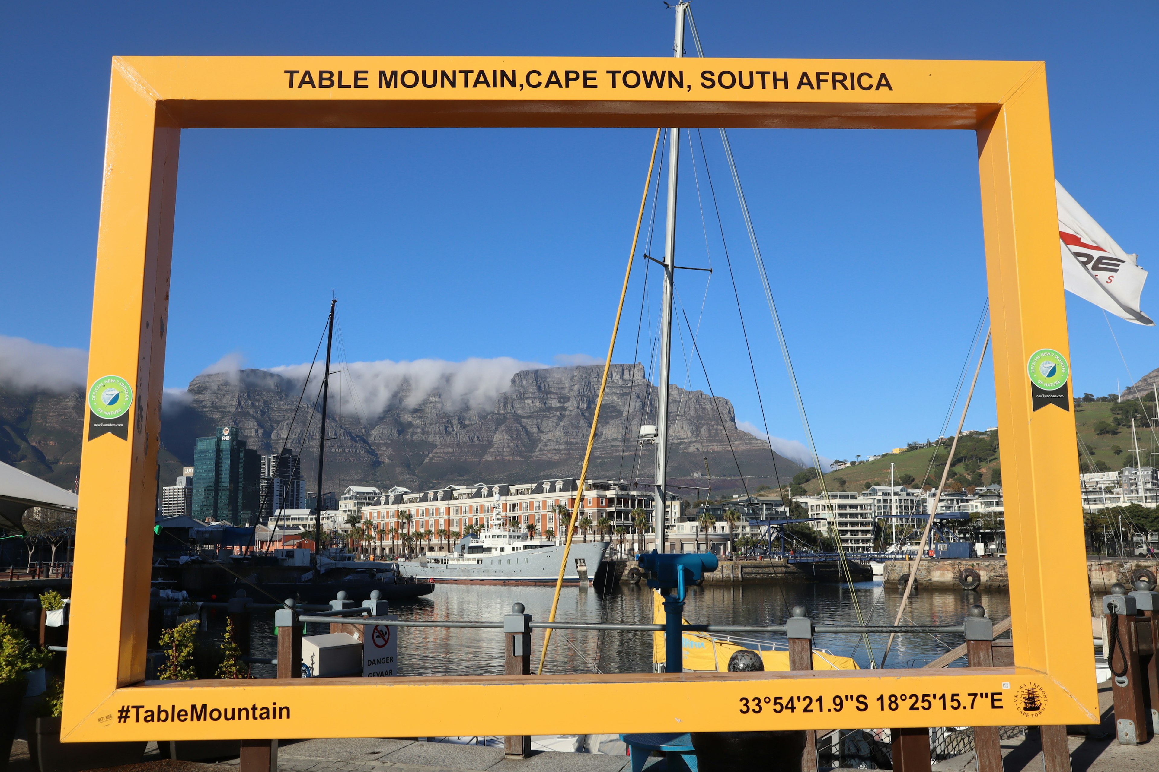 Vista incorniciata della Table Mountain e del porto di Cape Town