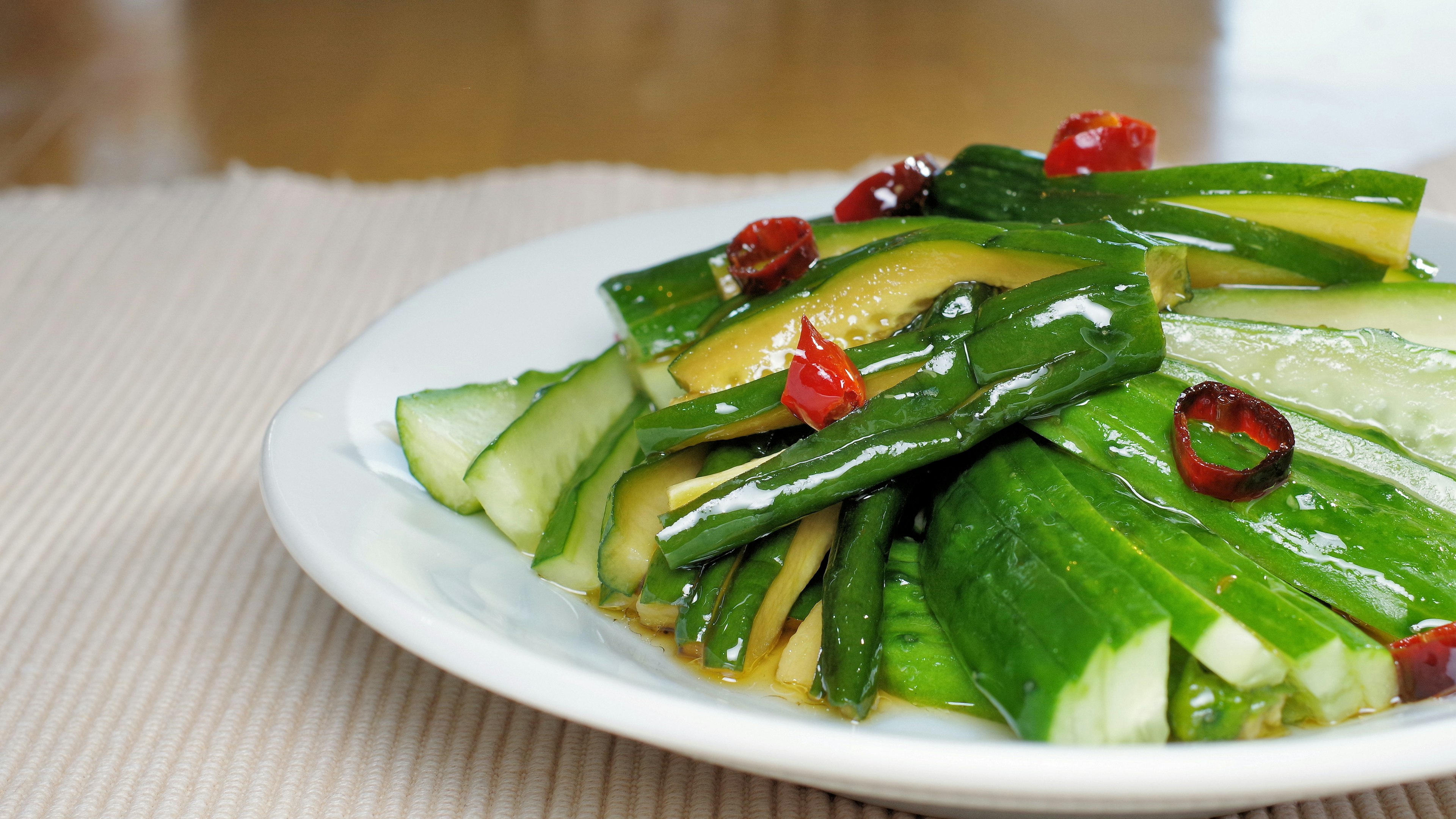 Frischer Gurkensalat mit roten Chilischoten