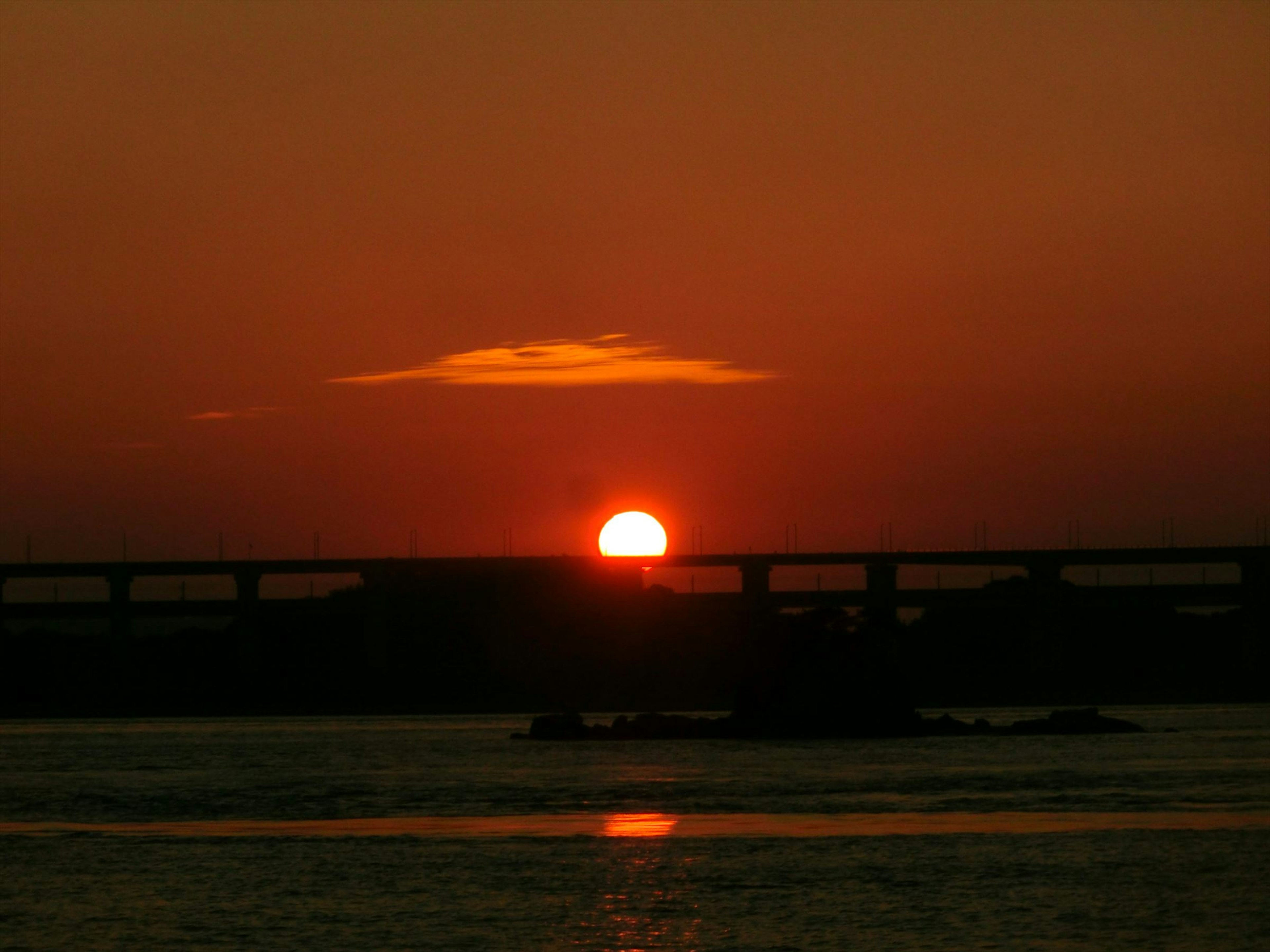 Hermoso atardecer detrás de un puente