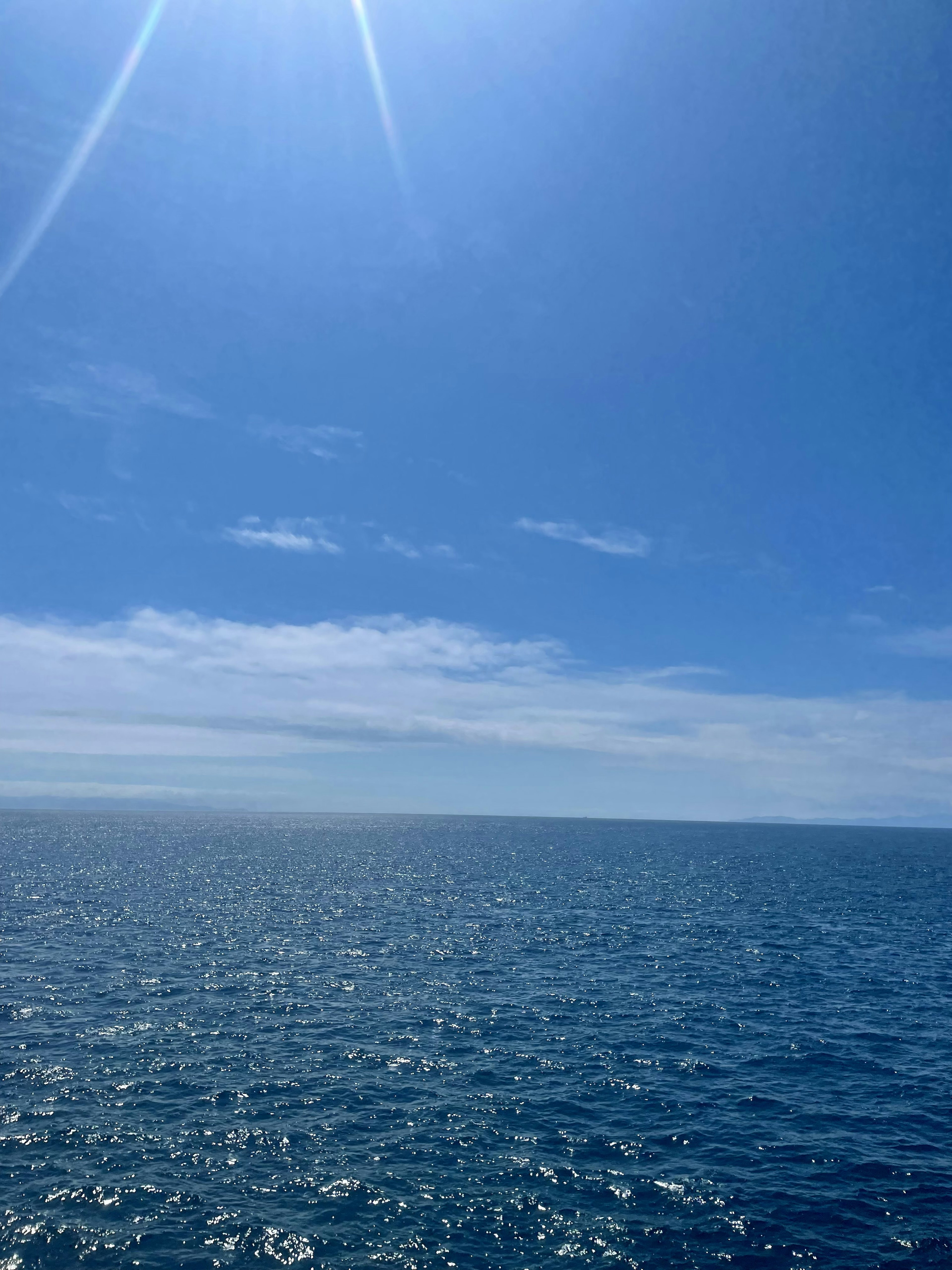 Vasto oceano blu sotto un cielo sereno con acqua scintillante