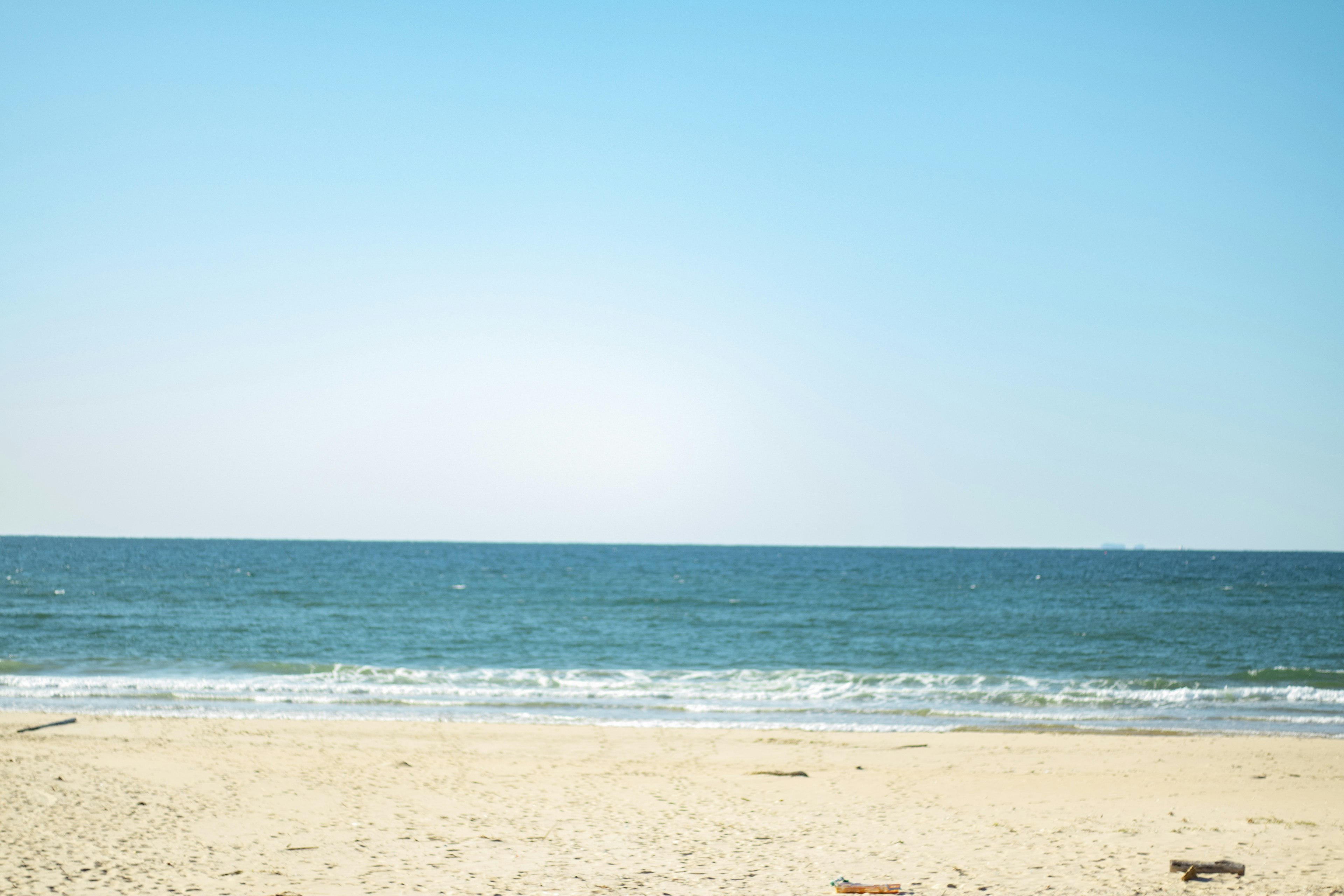 Scène de plage avec océan bleu et ciel dégagé