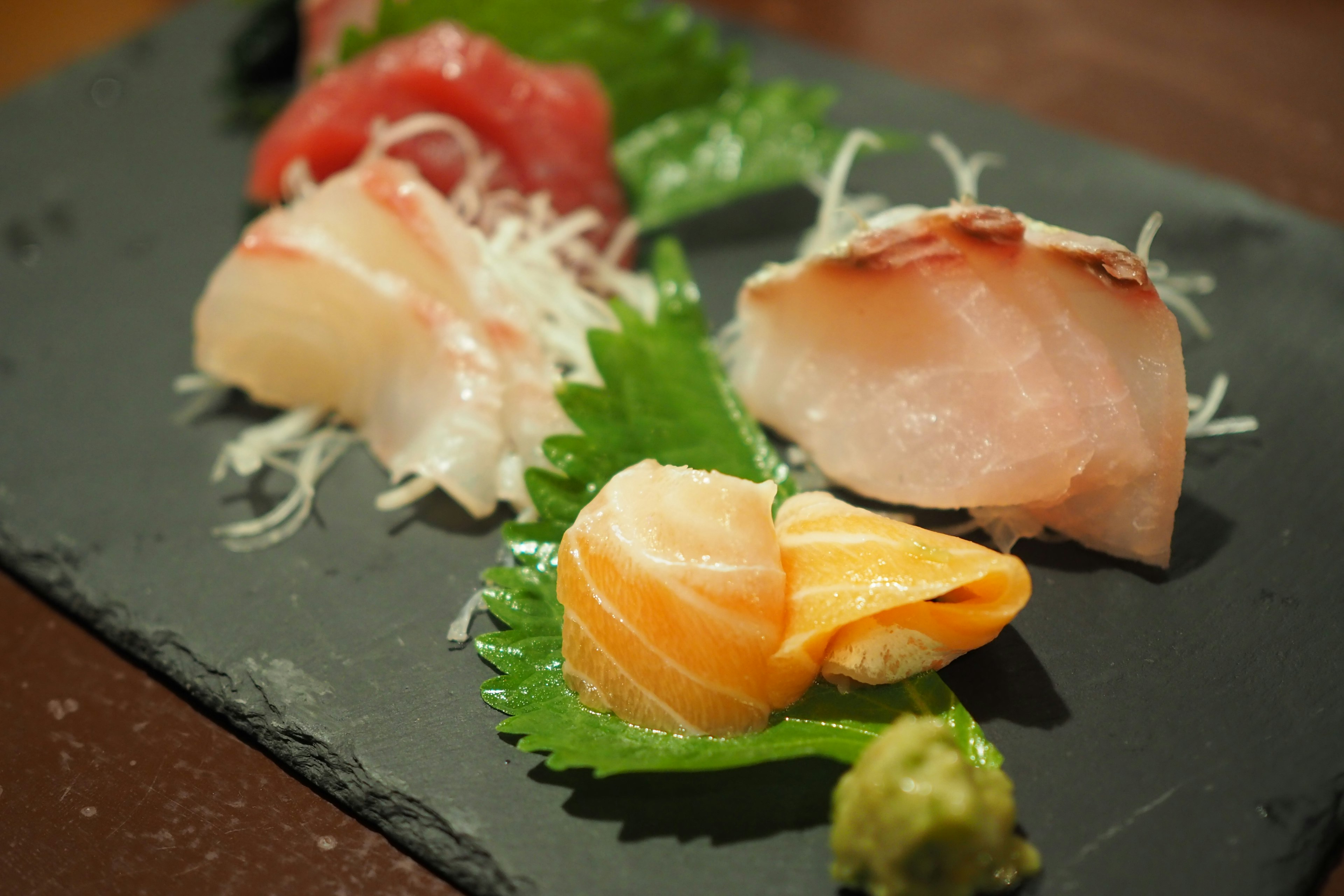 Sashimi tươi được bày trên đĩa đen