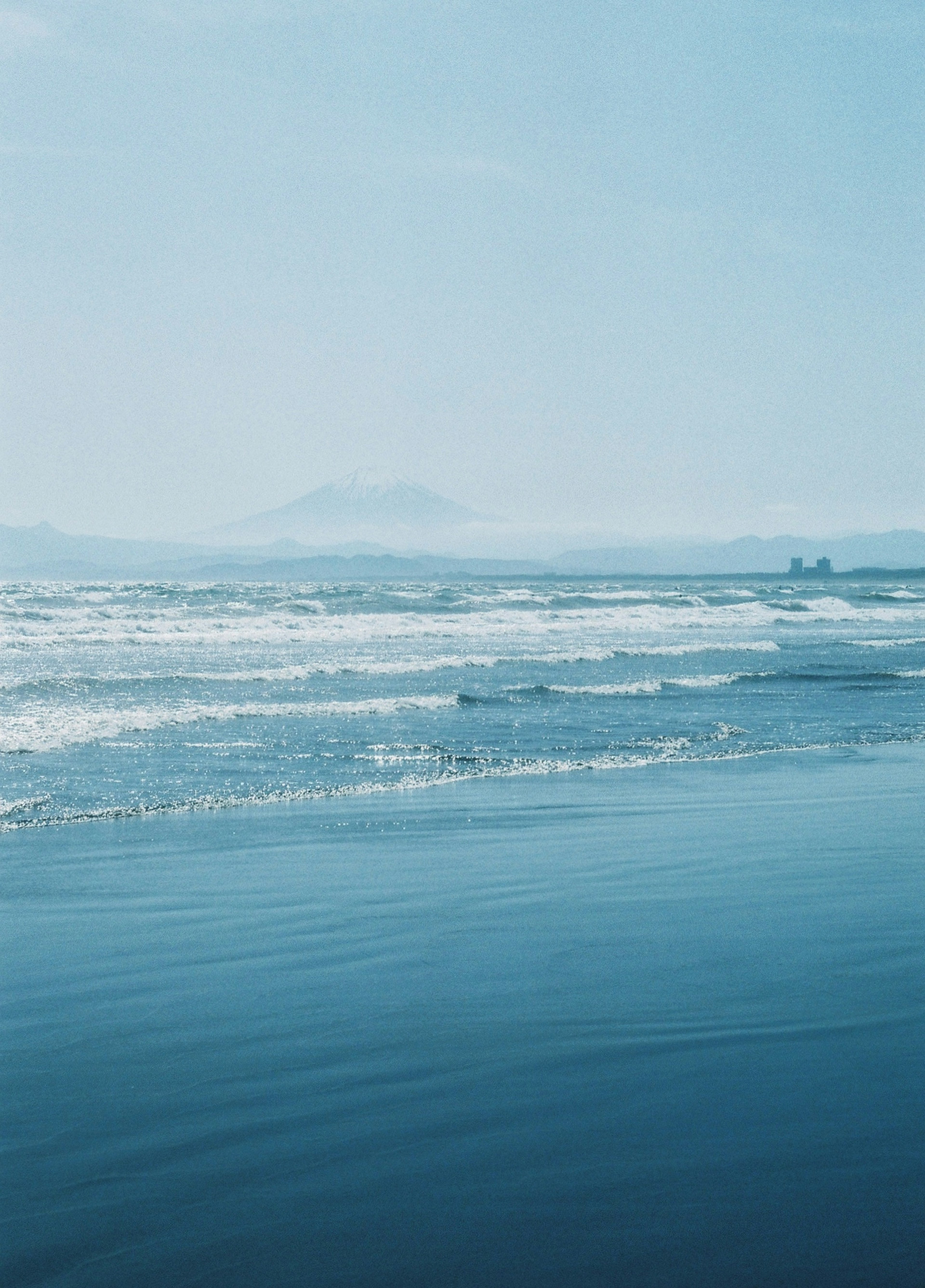 青い海と穏やかな波の風景