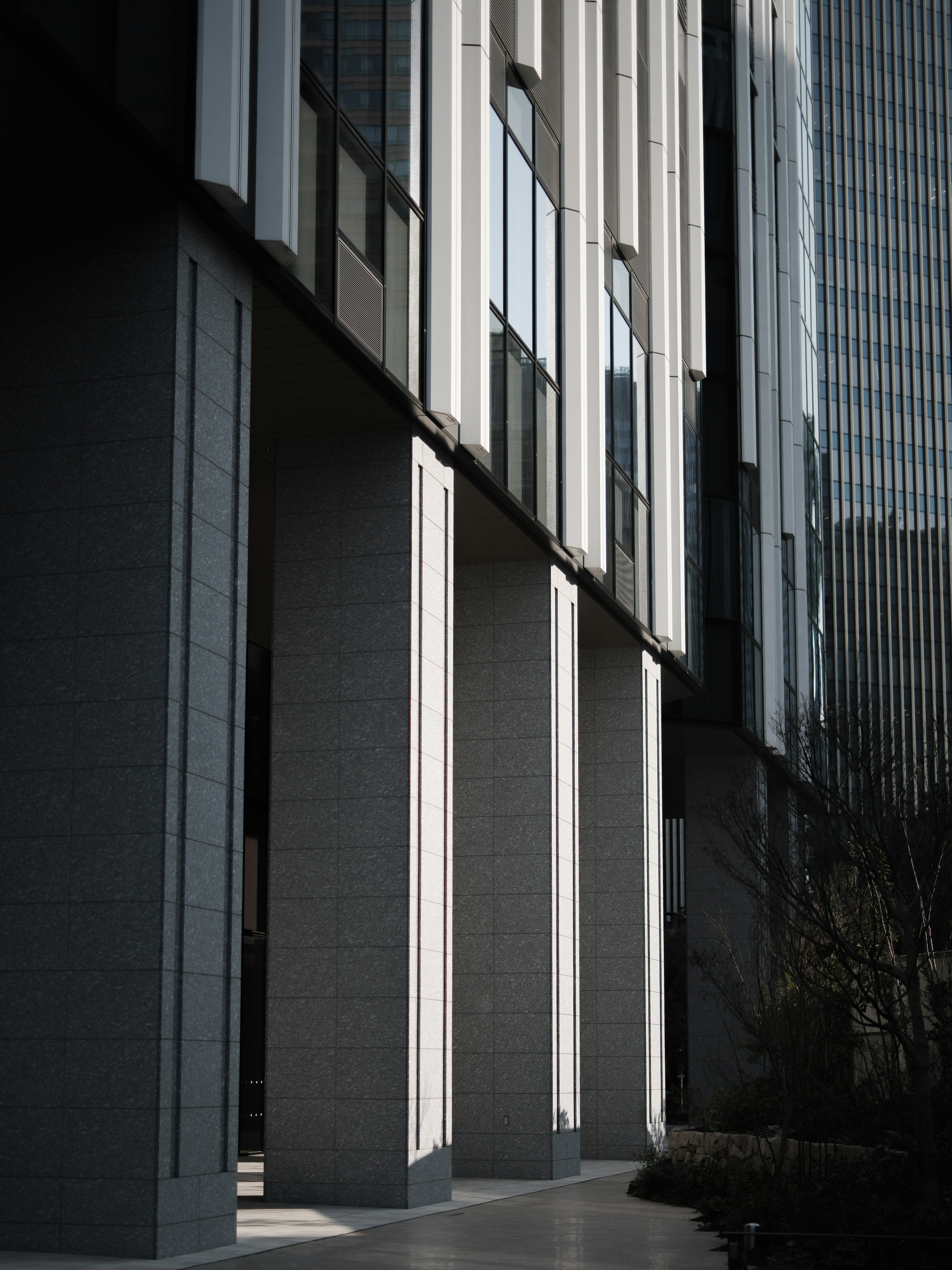 Immagine che mostra un edificio moderno con linee nette e superfici riflettenti