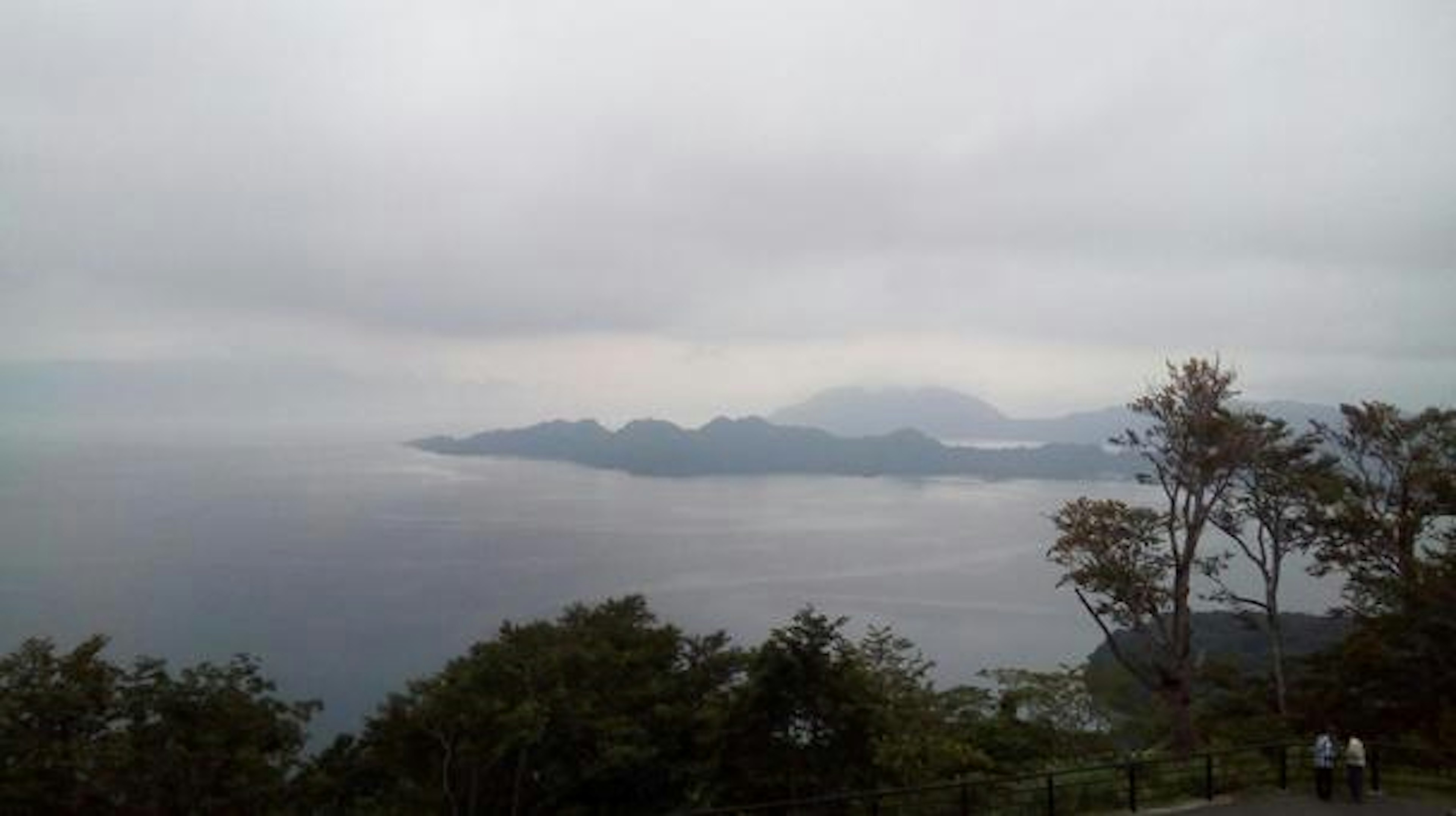 Vue pittoresque des îles et de l'océan sous un ciel nuageux