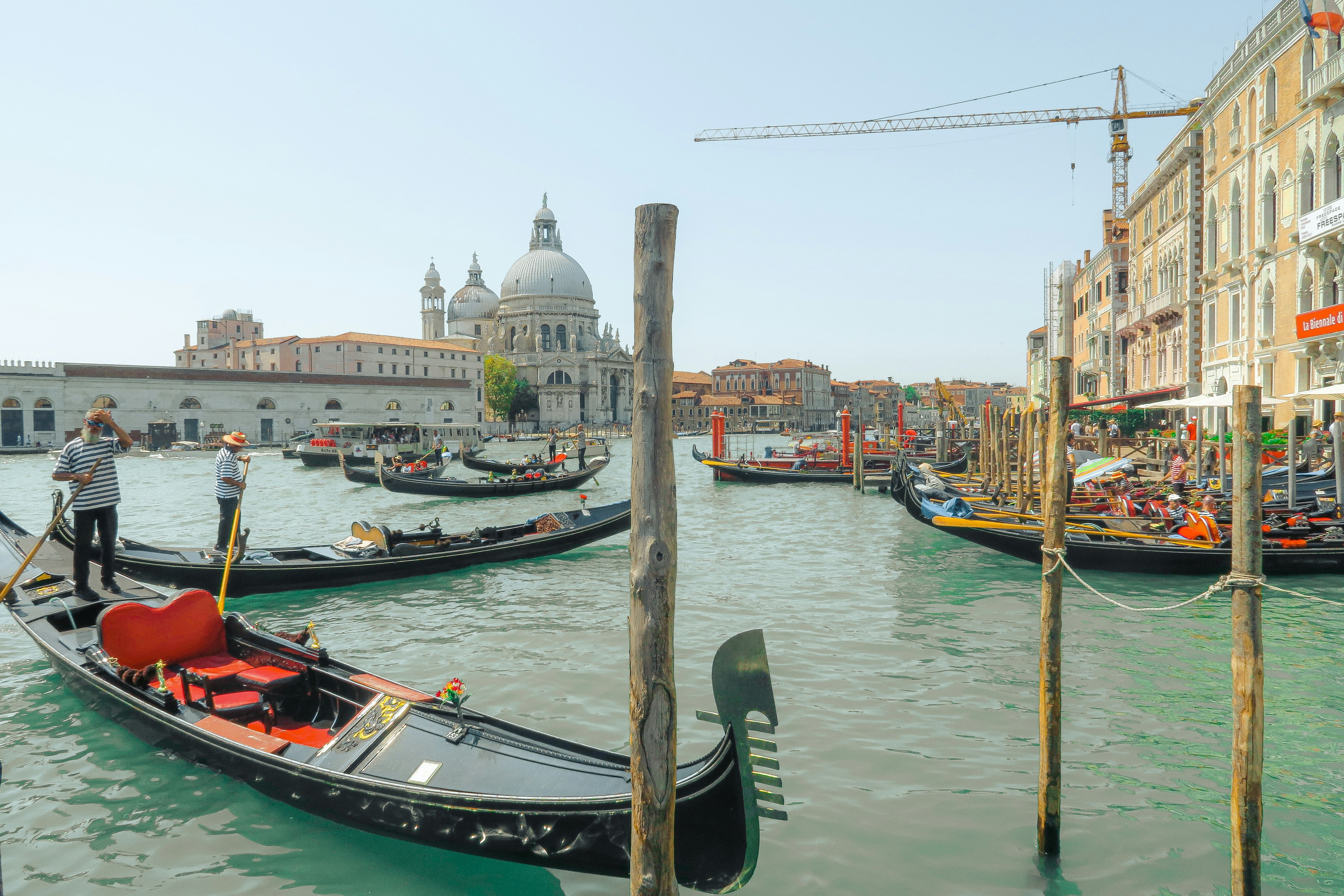 Gondola di Venesia di atas saluran dengan bangunan bersejarah