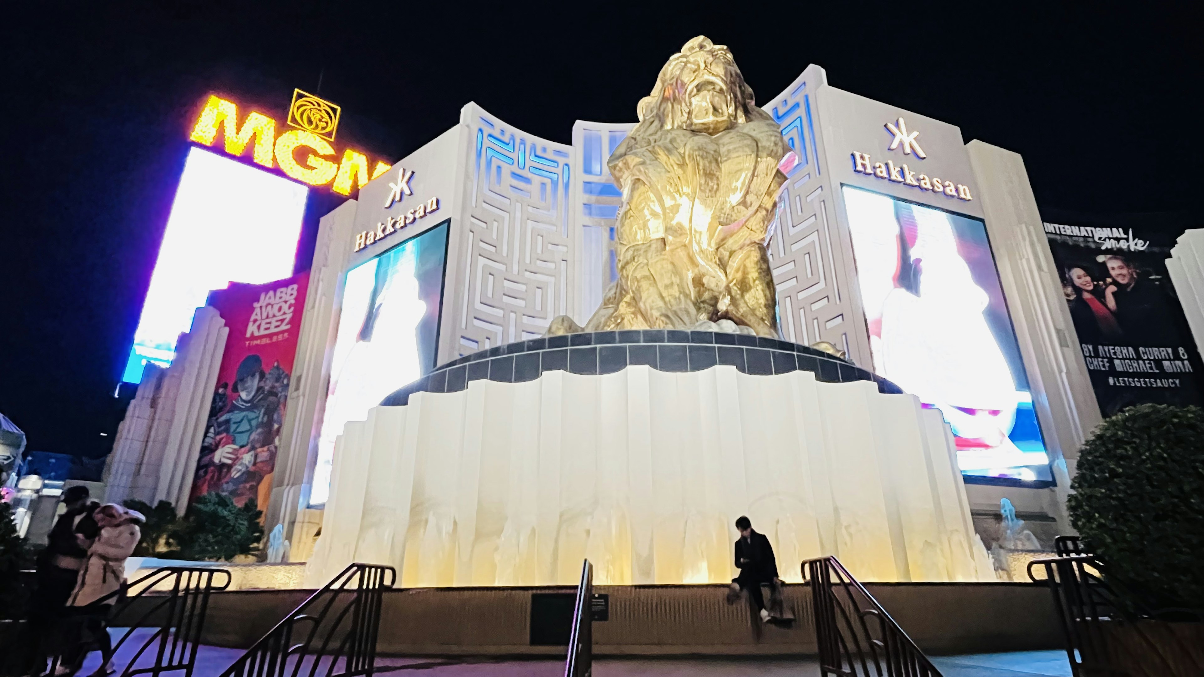 夜間MGM大酒店的金色獅子雕像和噴泉