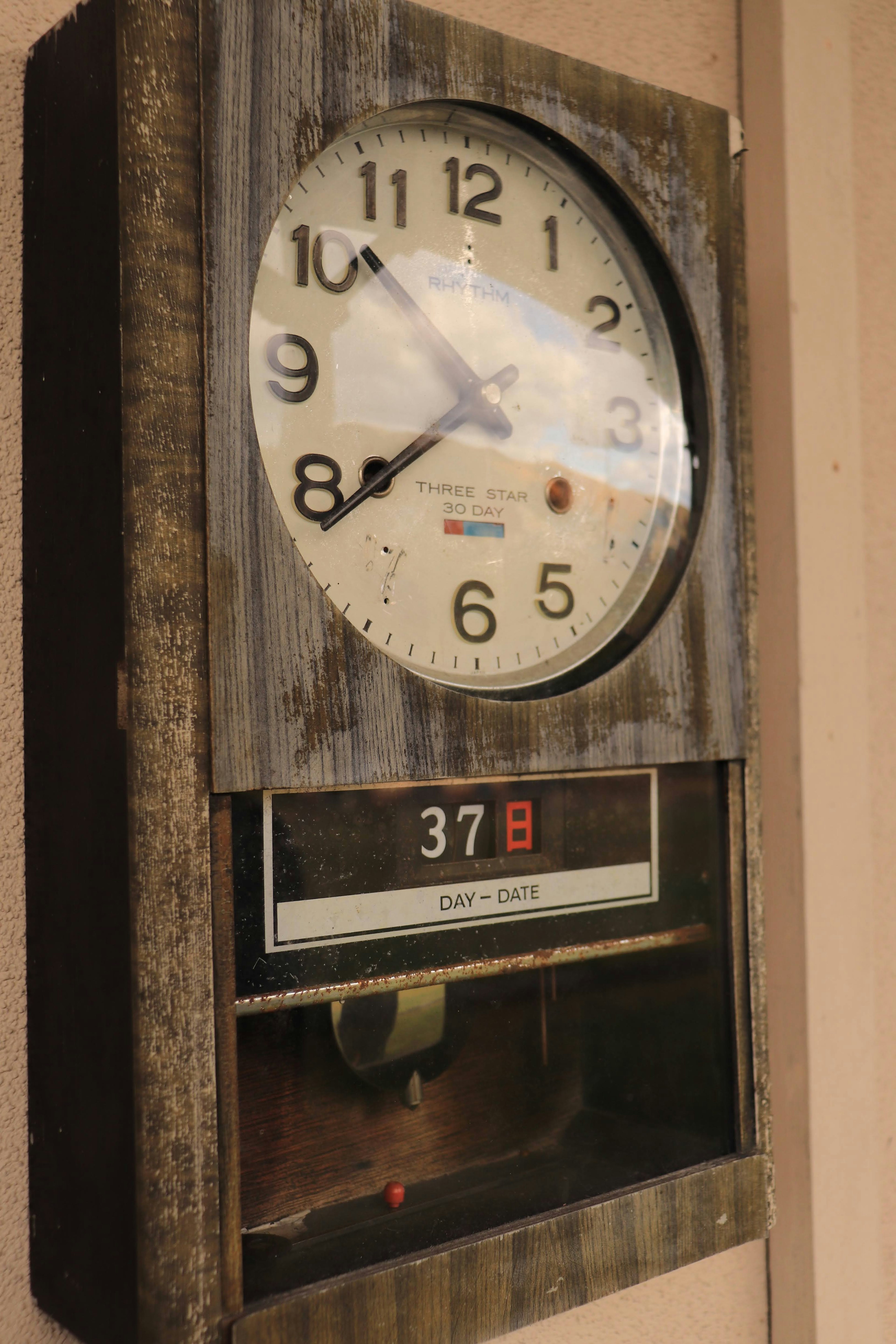 Reloj de madera vintage con pantalla de medidor debajo