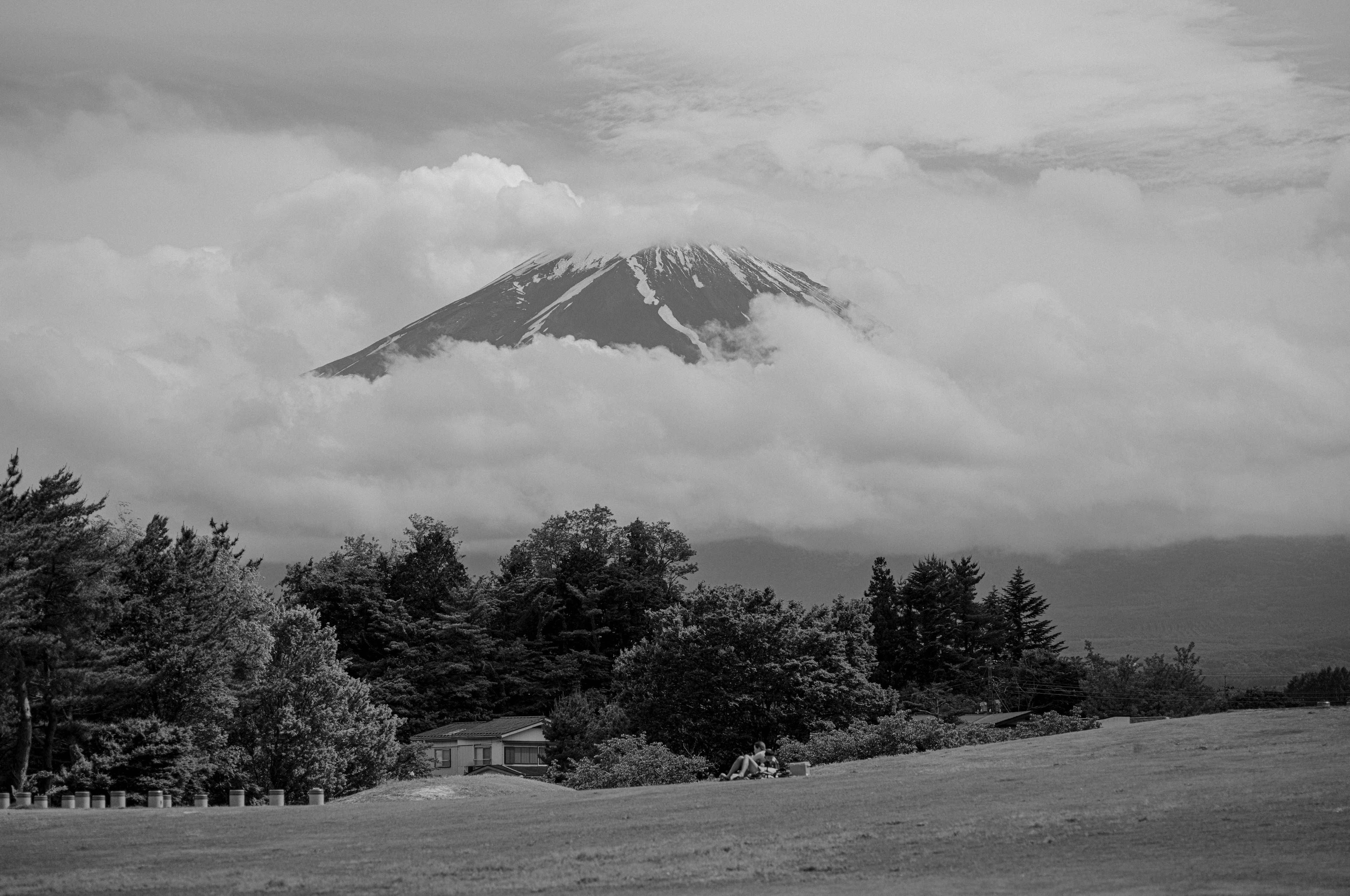 富士山が雲の中に隠れているモノクロの風景