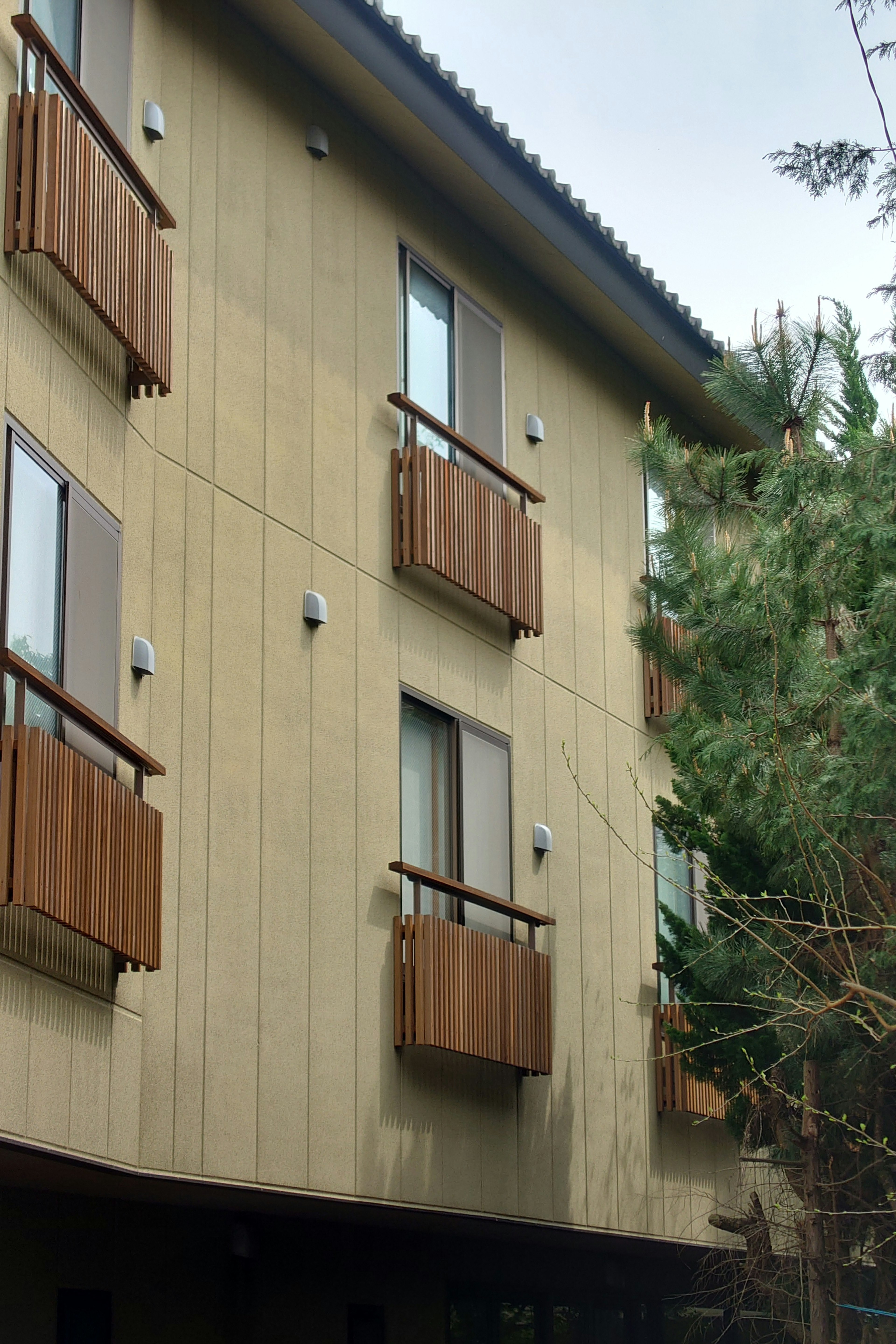 Exterior de un edificio moderno con balcones de madera