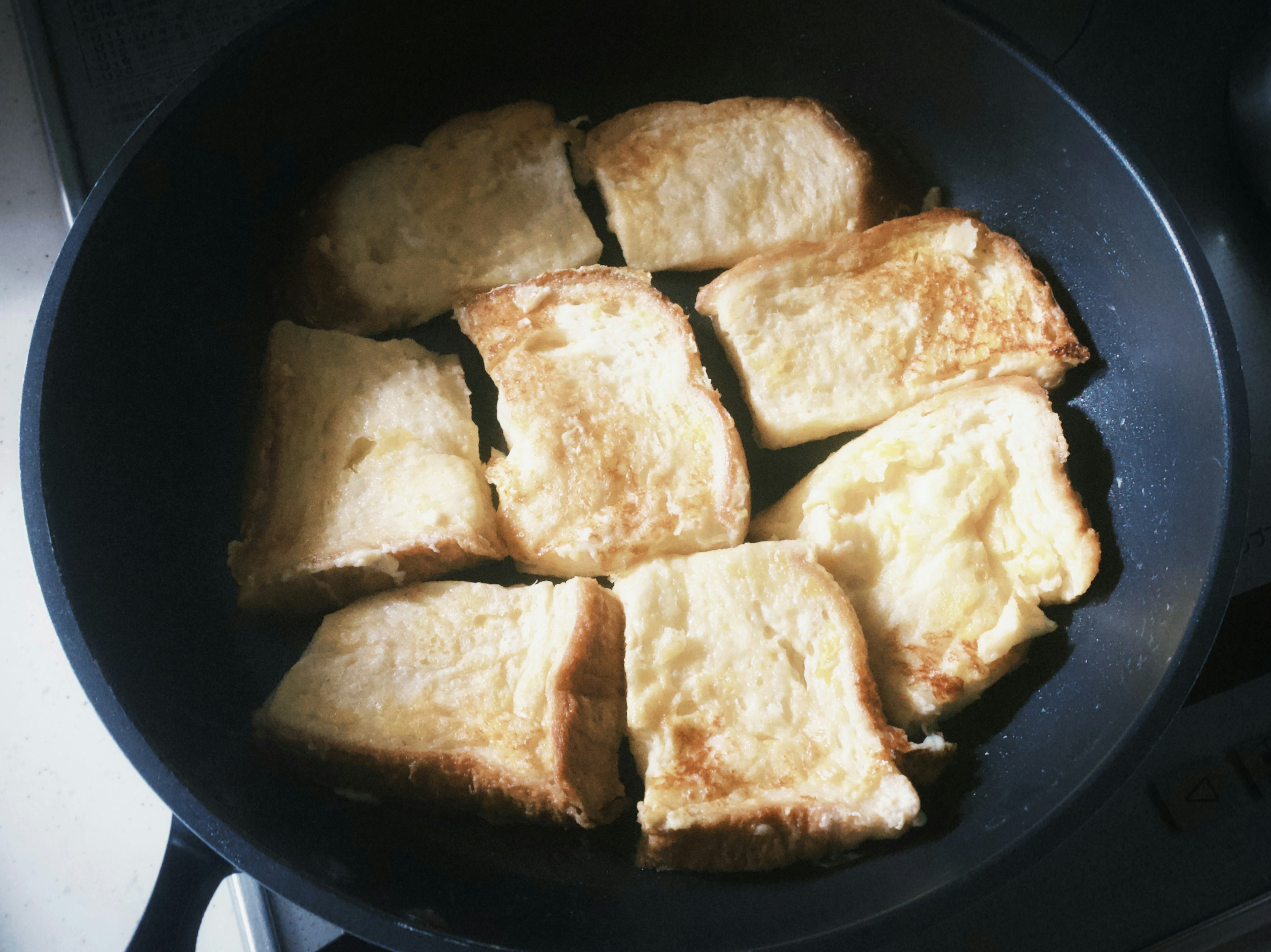 Tranches de pain de mie grillées dans une poêle