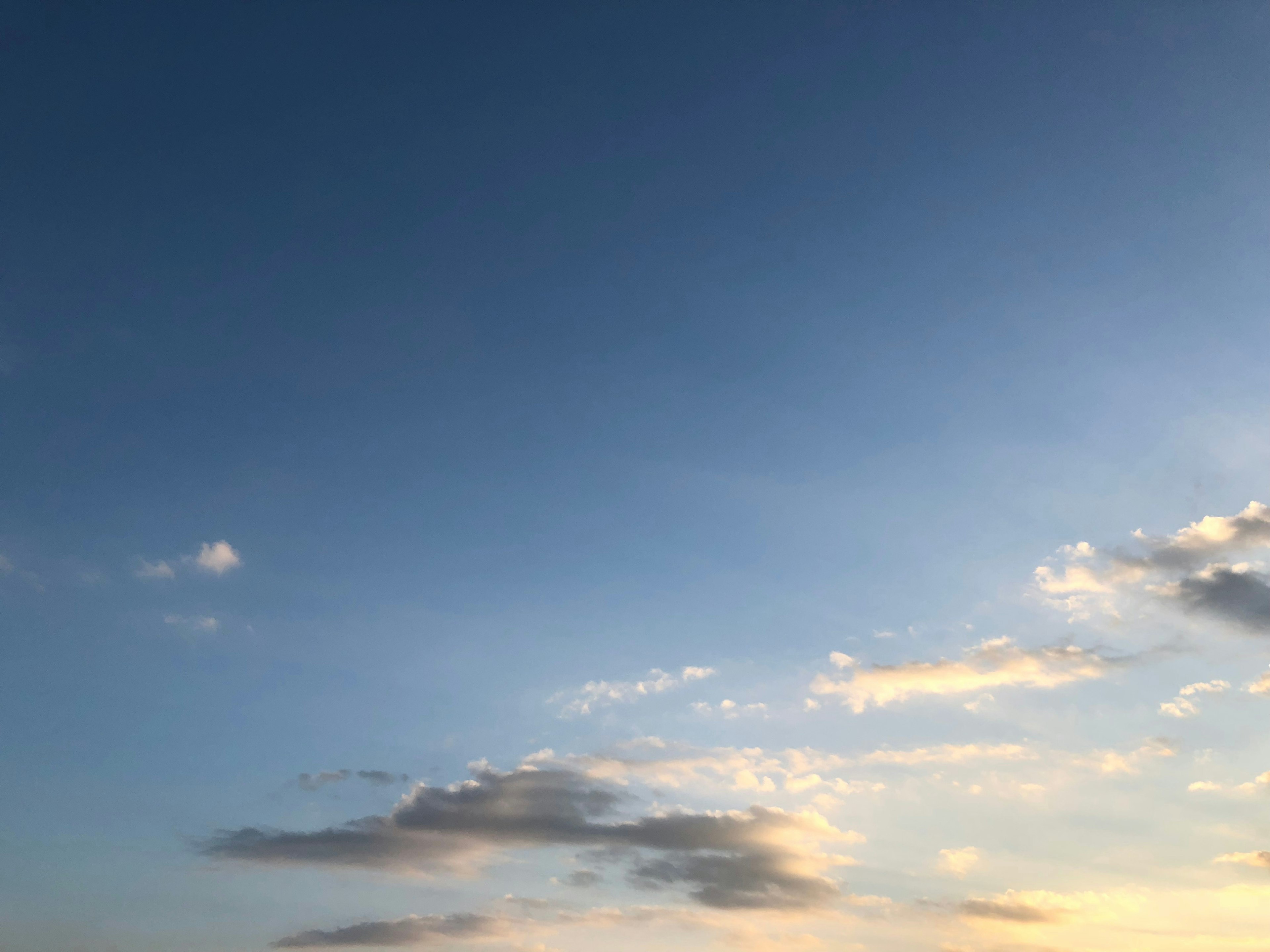 Pemandangan indah dengan langit biru dan awan putih